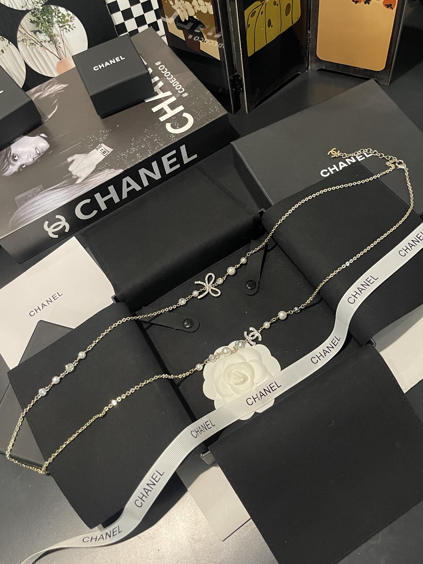 ¥168 
小香新款🆕双色蝴蝶结🎀  珍珠水钻毛衣链🍂
