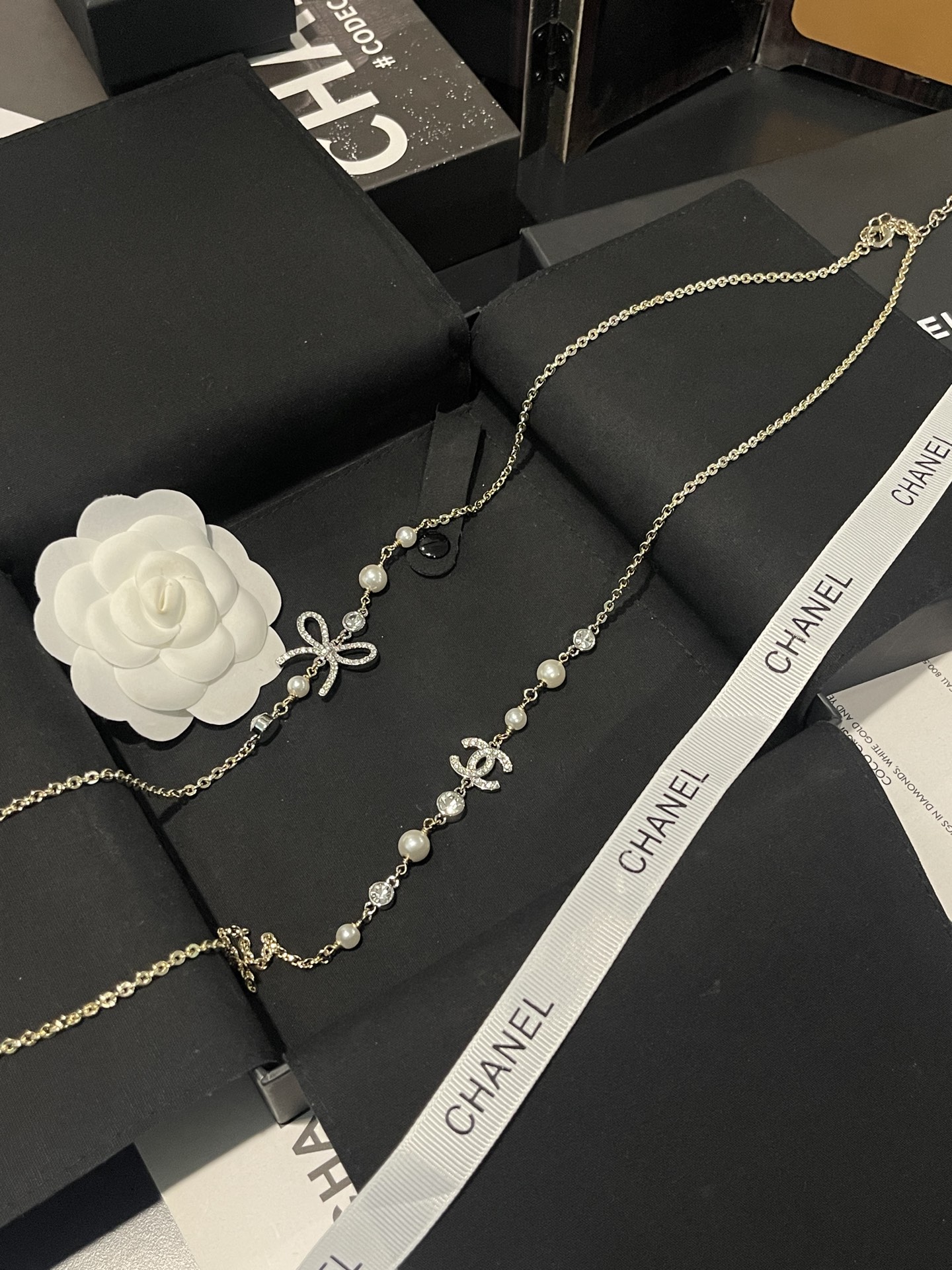 ¥168 
小香新款🆕双色蝴蝶结🎀  珍珠水钻毛衣链🍂
