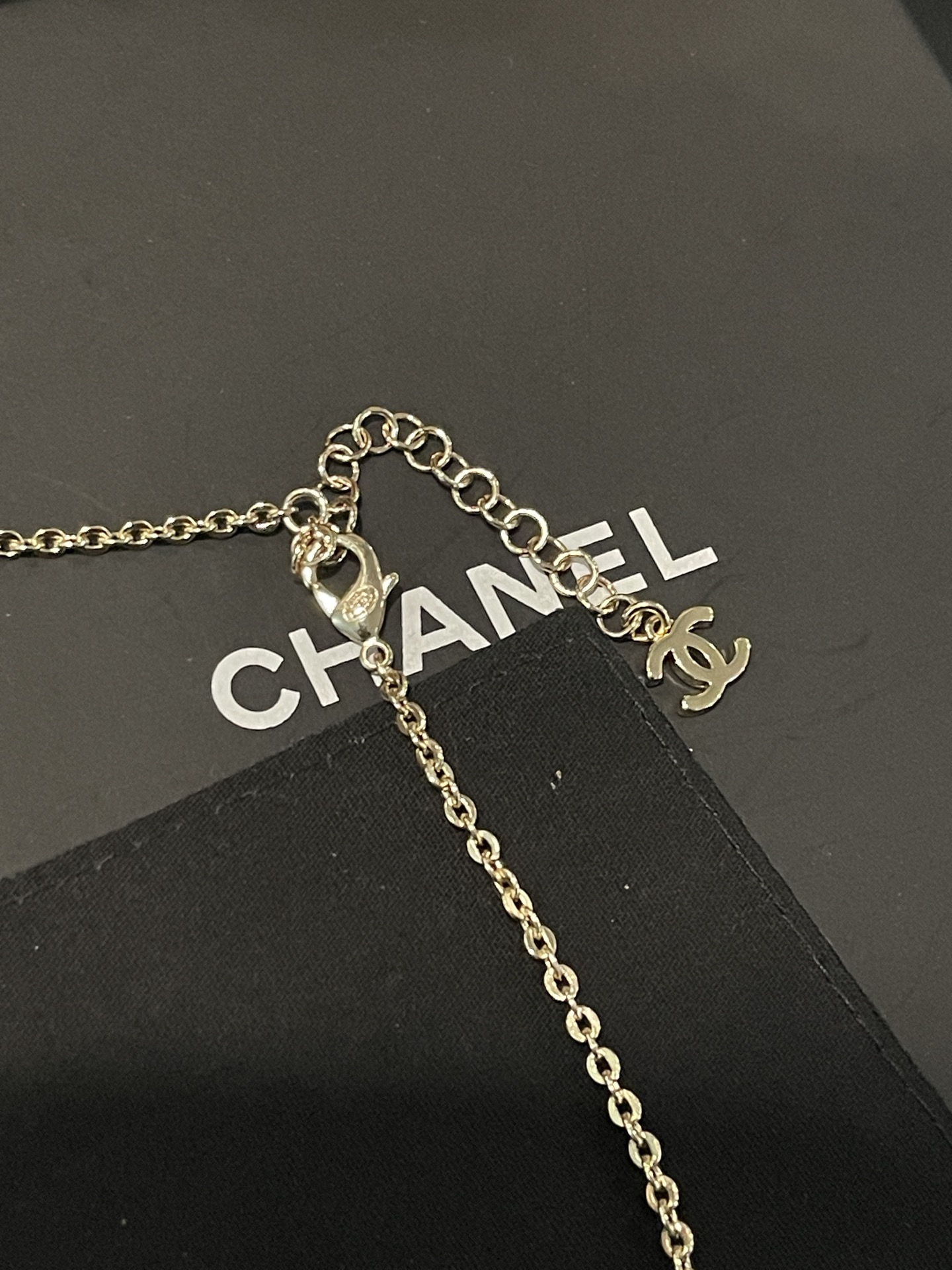 ¥168 
小香新款🆕双色蝴蝶结🎀  珍珠水钻毛衣链🍂
