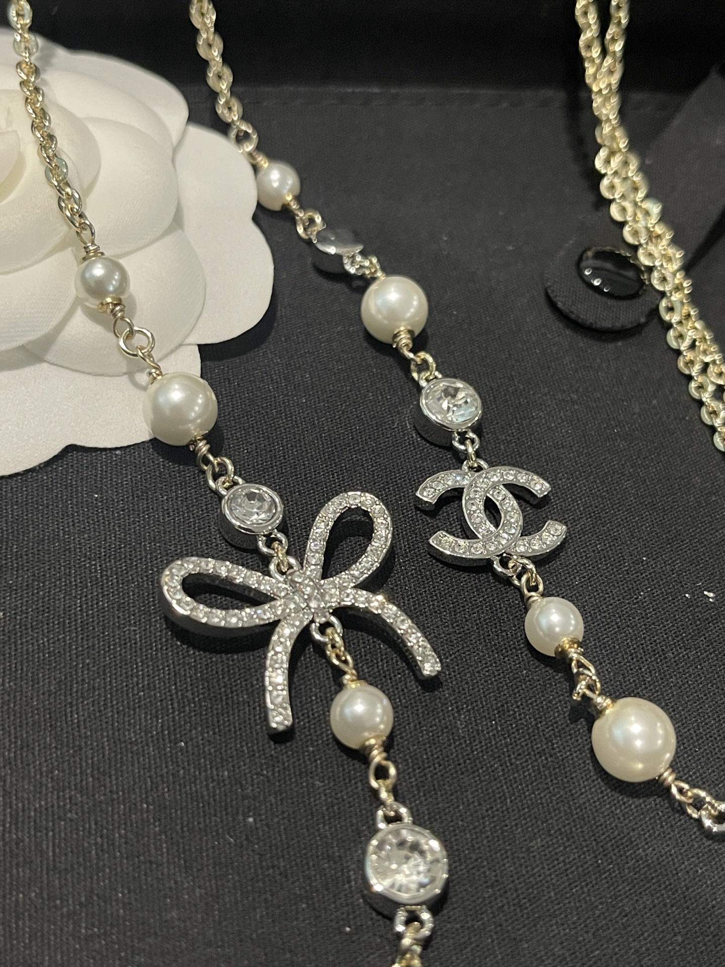 ¥168 
小香新款🆕双色蝴蝶结🎀  珍珠水钻毛衣链🍂
