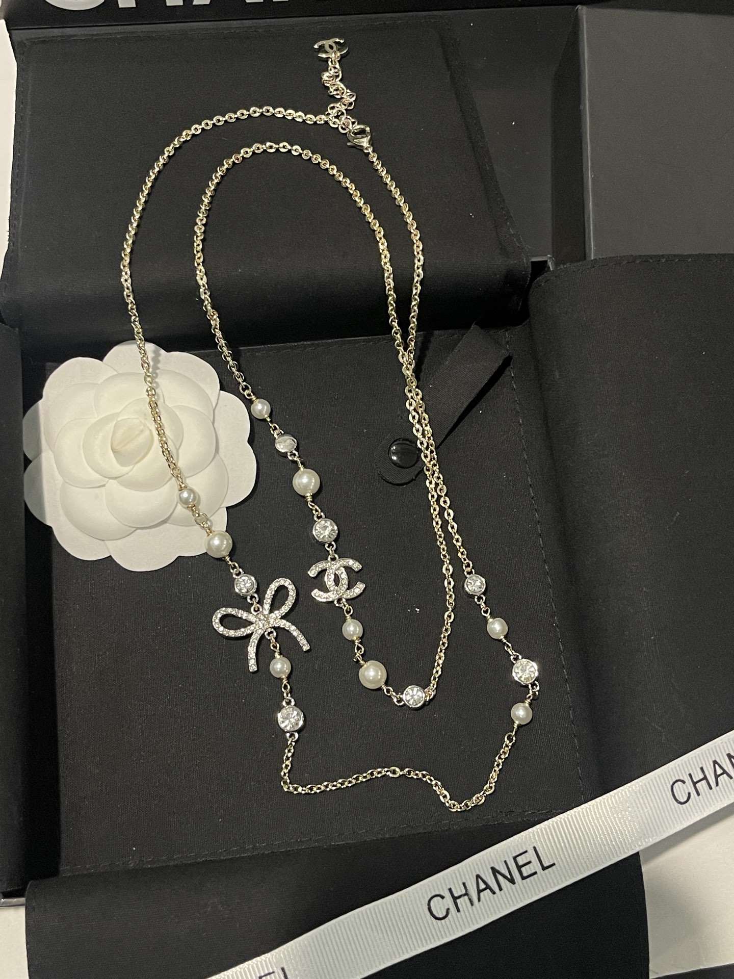 ¥168 
小香新款🆕双色蝴蝶结🎀  珍珠水钻毛衣链🍂
