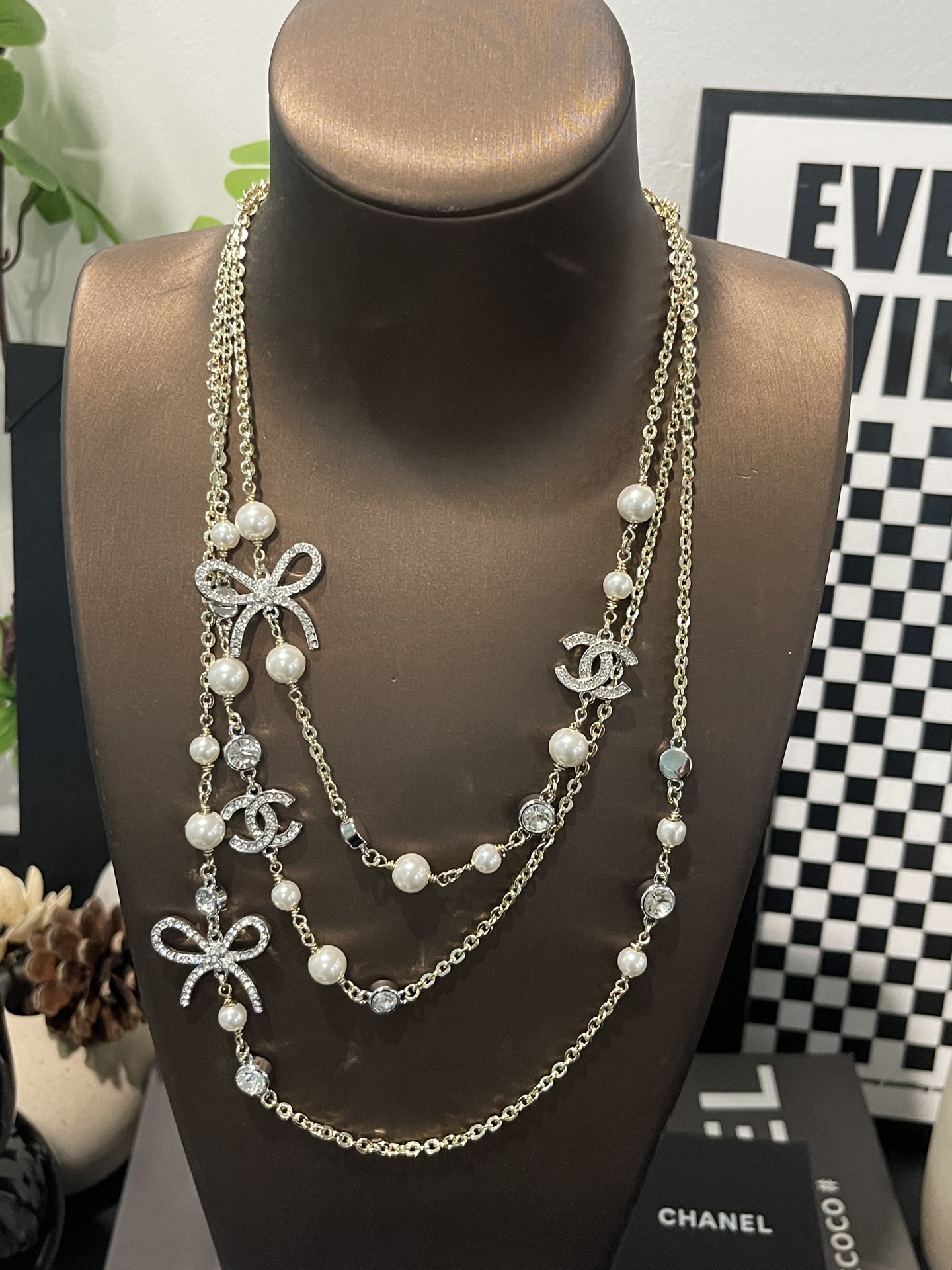 ¥168 
小香新款🆕双色蝴蝶结🎀  珍珠水钻毛衣链🍂
