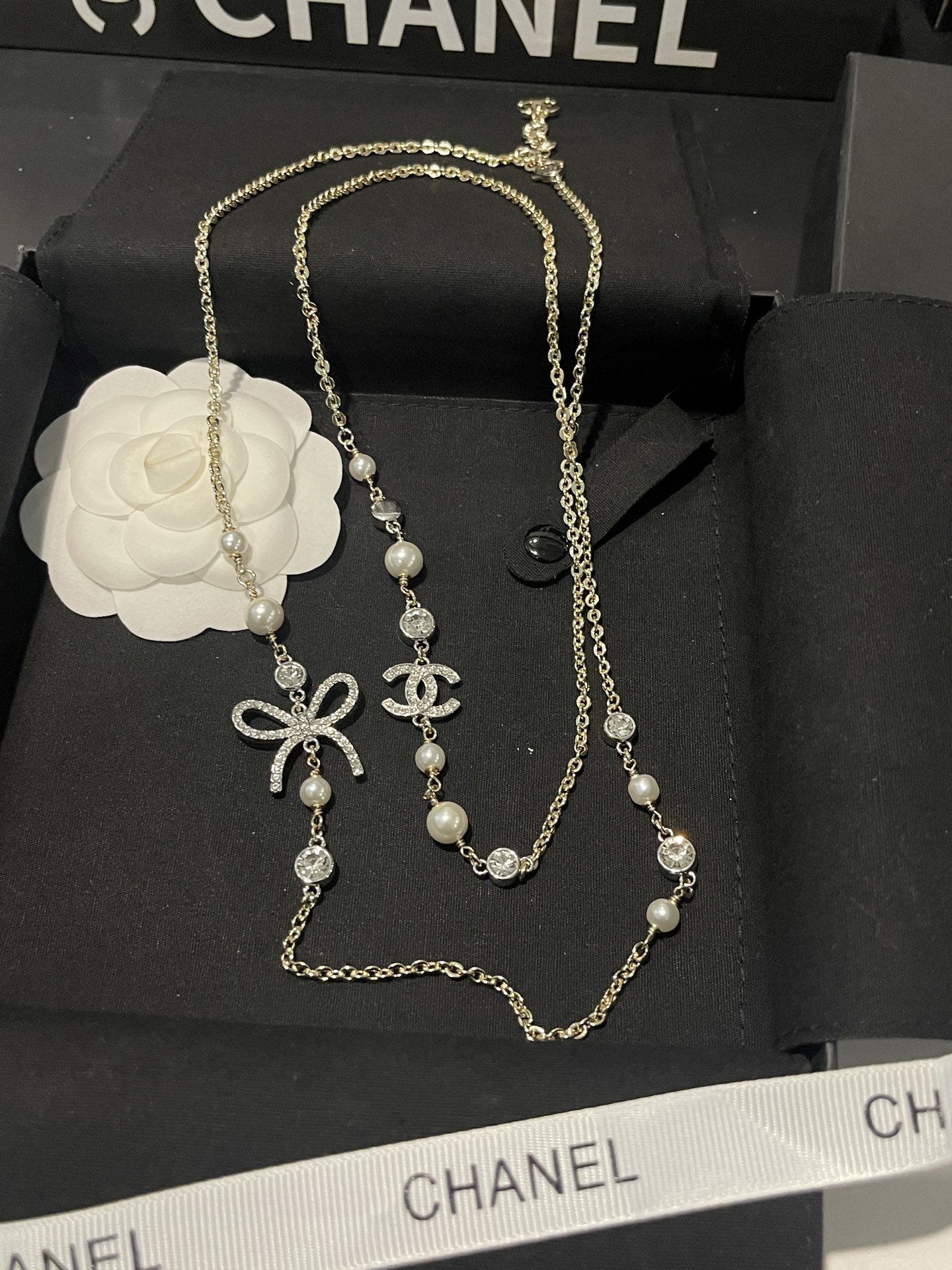 ¥168 
小香新款🆕双色蝴蝶结🎀  珍珠水钻毛衣链🍂
