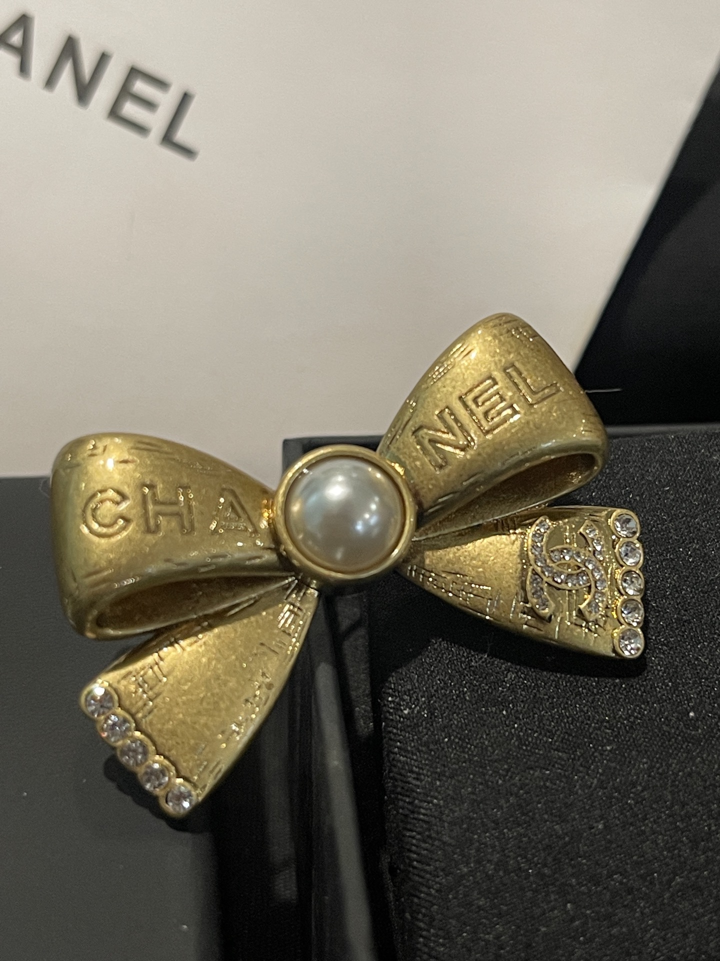 NO:580982,Xiaoxiang's new medieval style bow pearl letter brooch, Chanel brooch, chanel, brooch, breastpin19860909小香新款中古风蝴蝶结 珍珠字母胸针,香奈儿胸针,chanel,brooch，breastpin,Jewelry