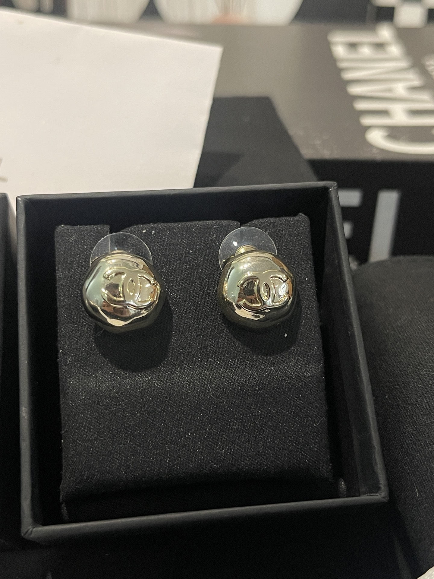 NO:580989,Xiaoxiang's new semicircle letter glossy hemisphere small earrings, Chanel earrings, chanel19860909小香新款半圆字母 光面半球小耳钉,香奈儿耳钉,chanel,Jewelry