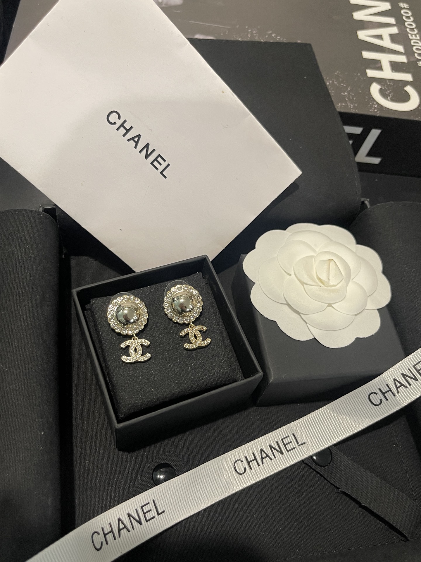 NO:580986,Xiaoxiang's new round glossy sun lace diamond double c pendant earrings, Chanel earrings, chanel, earrings19860909小香新款 圆形光面 太阳花边钻 双c吊坠耳环,香奈儿耳钉,chanel,earrings,Jewelry