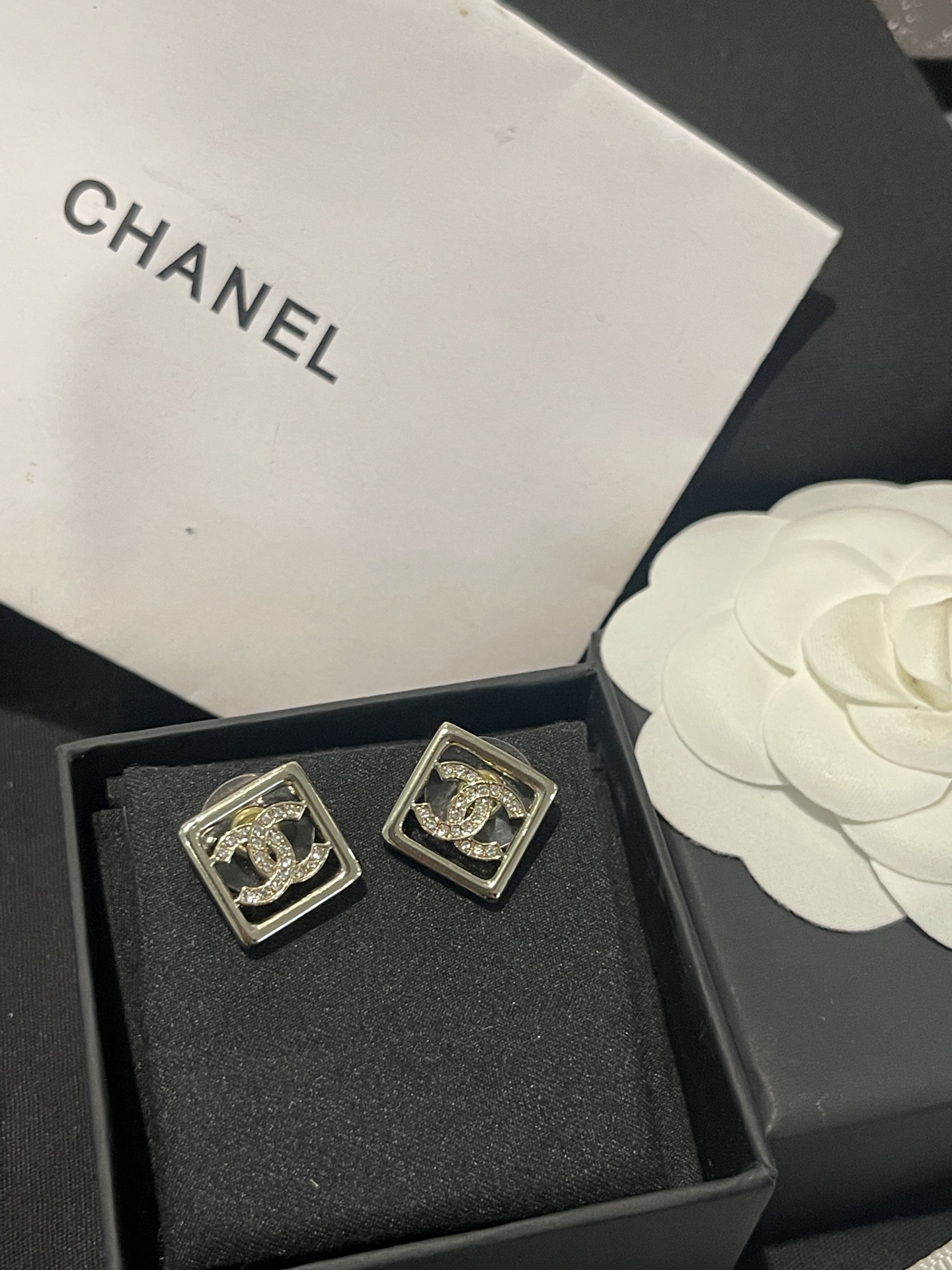 NO:580992,Xiaoxiang's new square hollow letters full diamond earrings, Chanel earrings, chanel19860909小香新款 方块镂空字母 满钻耳钉,香奈儿耳钉,chanel,Jewelry
