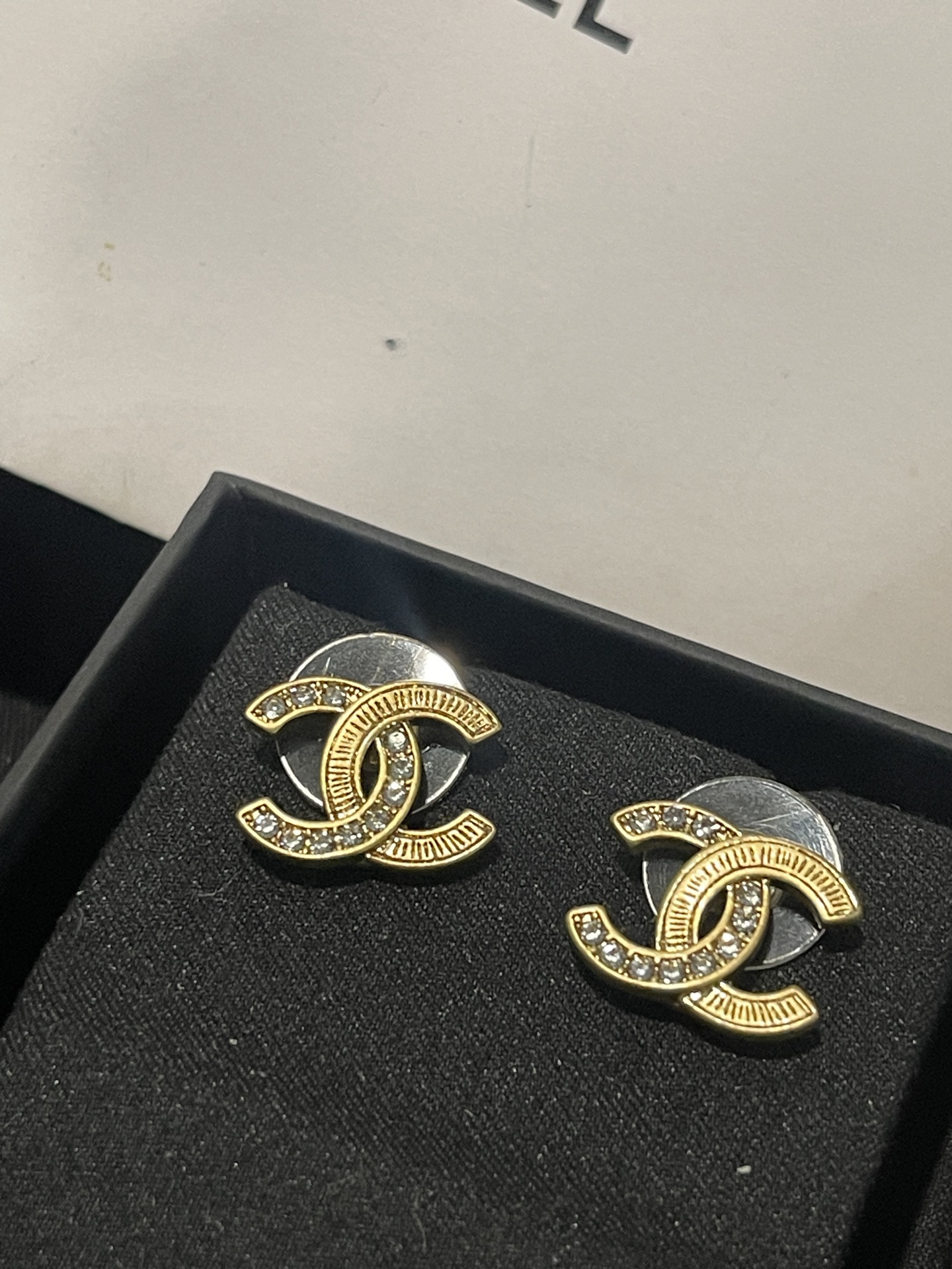 NO:580985,Xiaoxiang's new half-diamond relief retro style classic small earrings, Chanel earrings, chanel19860909小香新款 半钻浮雕复古款 经典小耳钉,香奈儿耳钉,chanel,Jewelry