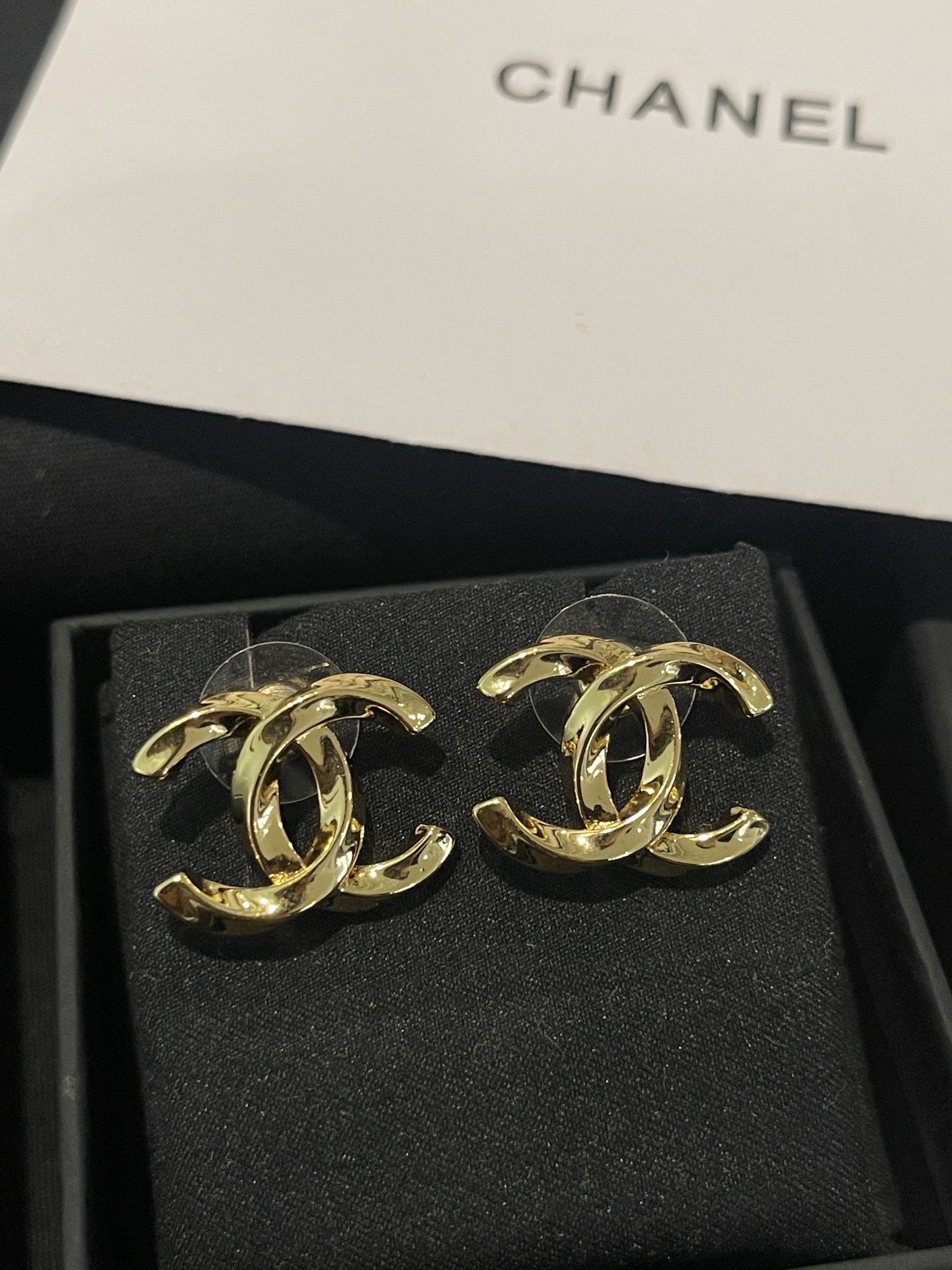CHANEL Boucles d'oreilles clou doré torsadé double C