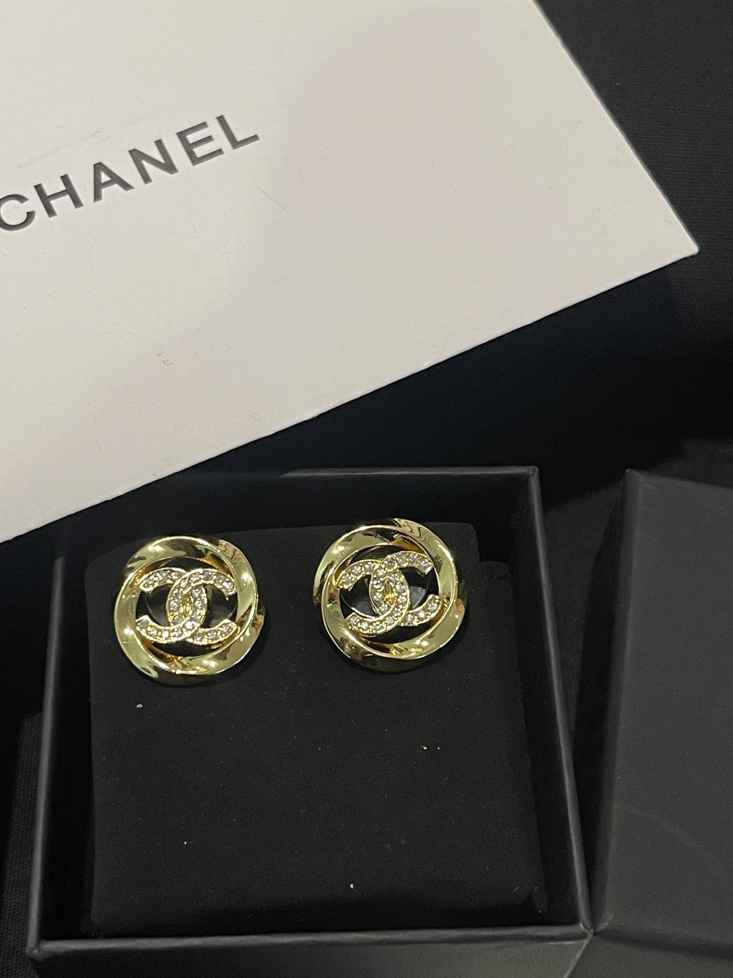 Boucles d'oreilles CHANEL rondes ajourées serties de strass torsadées