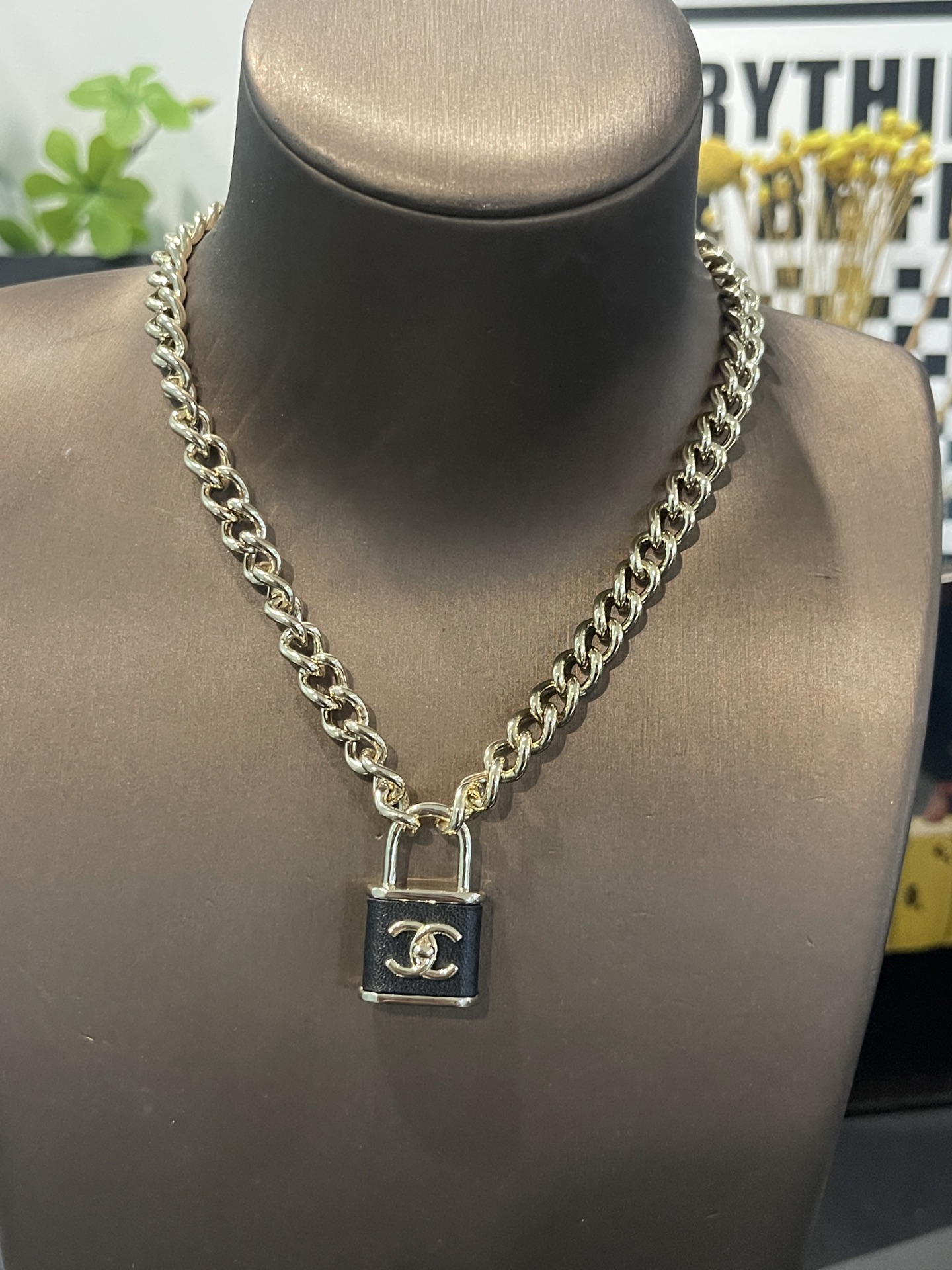 NO:584785,Xiaoxiang new leather leather lock letter thick chain heavy industry pendant necklace, Chanel necklace, chanel, necklace19860909小香新款 皮革皮质锁头 字母粗链重工吊坠项链,香奈儿项链,chanel,necklace,Jewelry