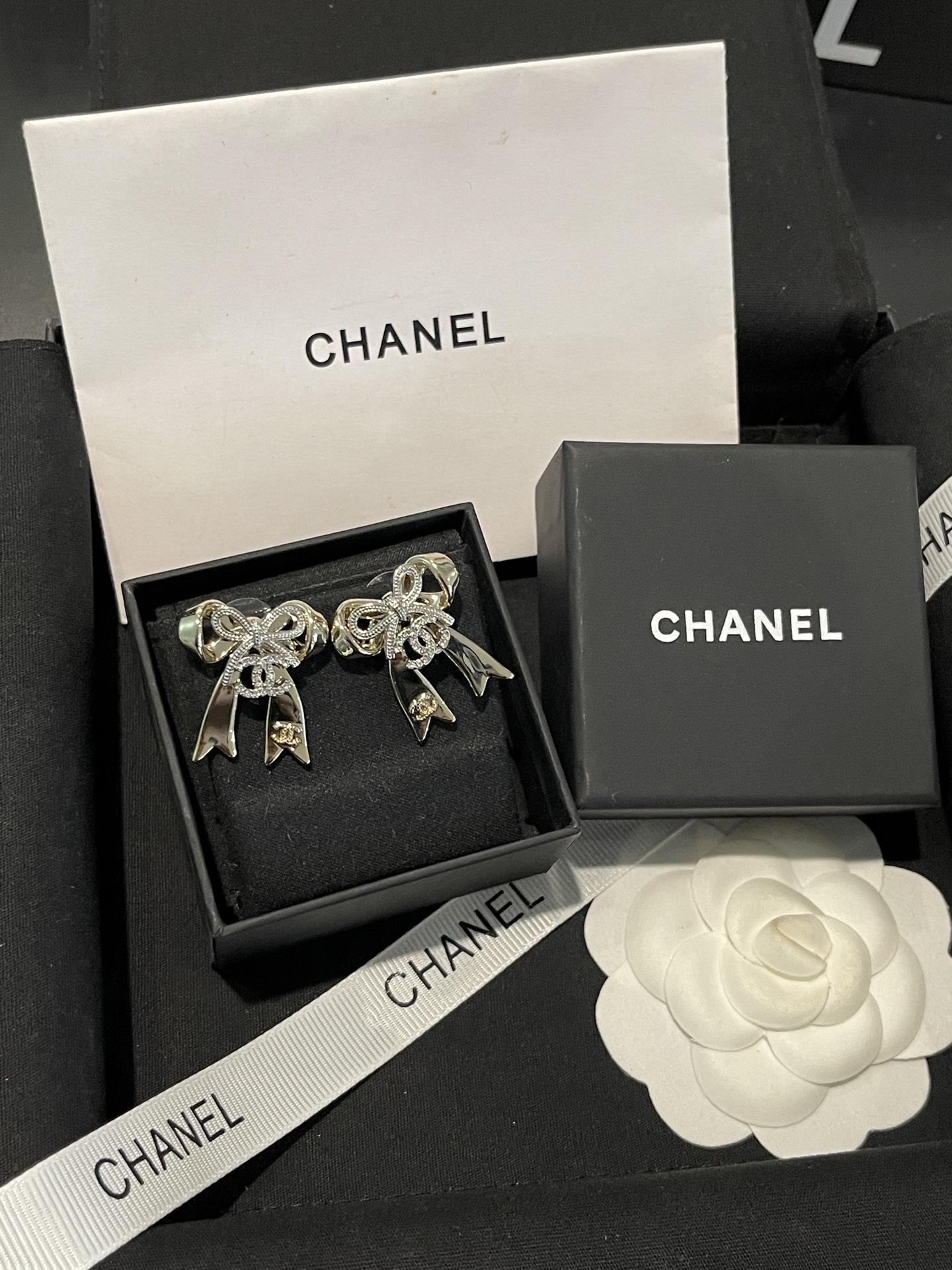 NO:574396,Xiaoxiang's new 25K bow glossy two-color full diamond earrings, Chanel earrings, chanel19860909小香新款25K蝴蝶结 光面双色满钻耳钉,香奈儿耳钉,chanel,Jewelry