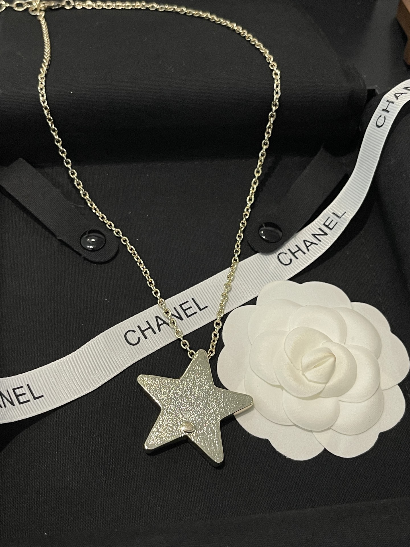 ¥138 
小香新款 25k黑色树脂 五角星⭐️满钻珍珠项链