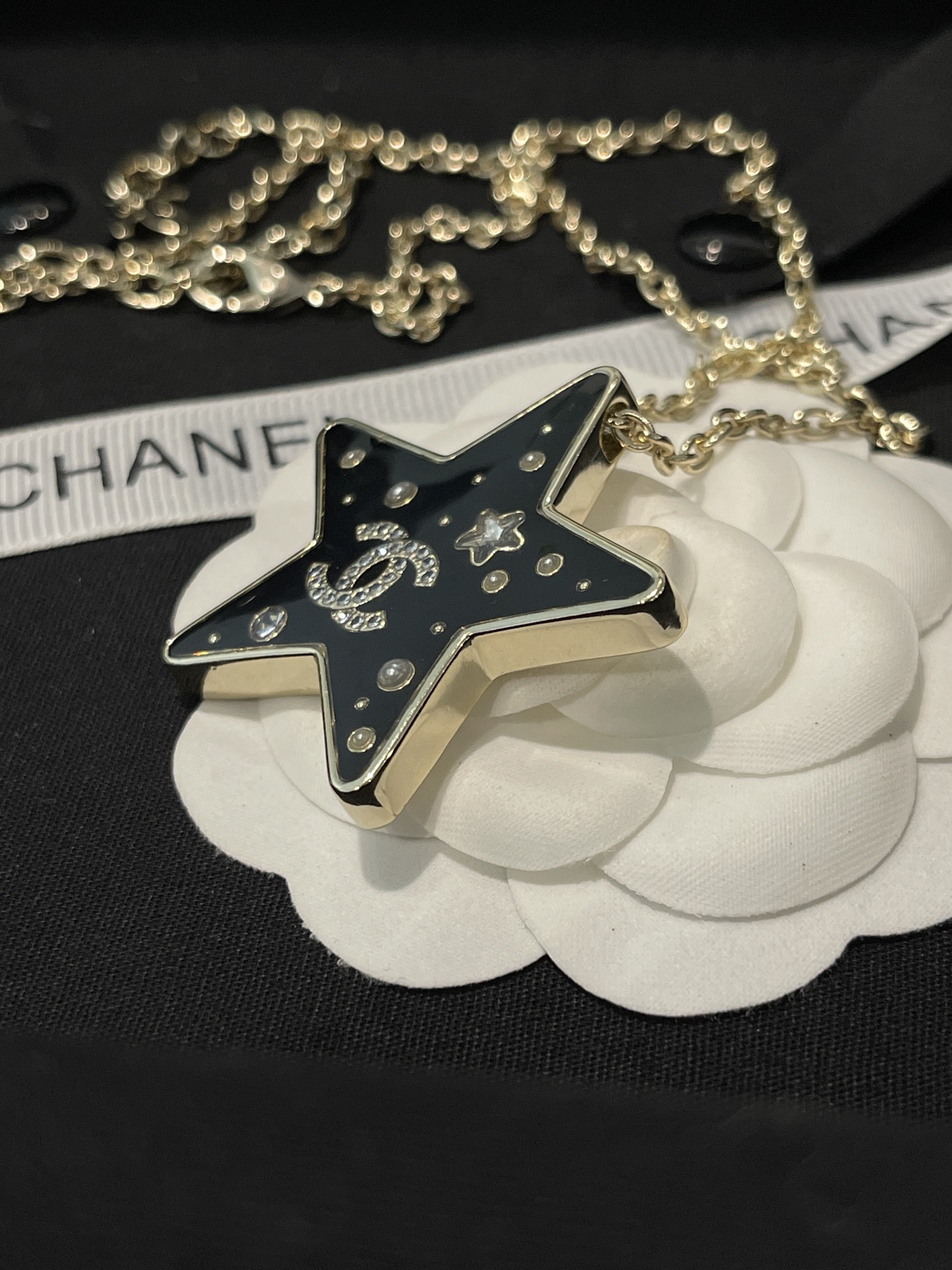 ¥138 
小香新款 25k黑色树脂 五角星⭐️满钻珍珠项链