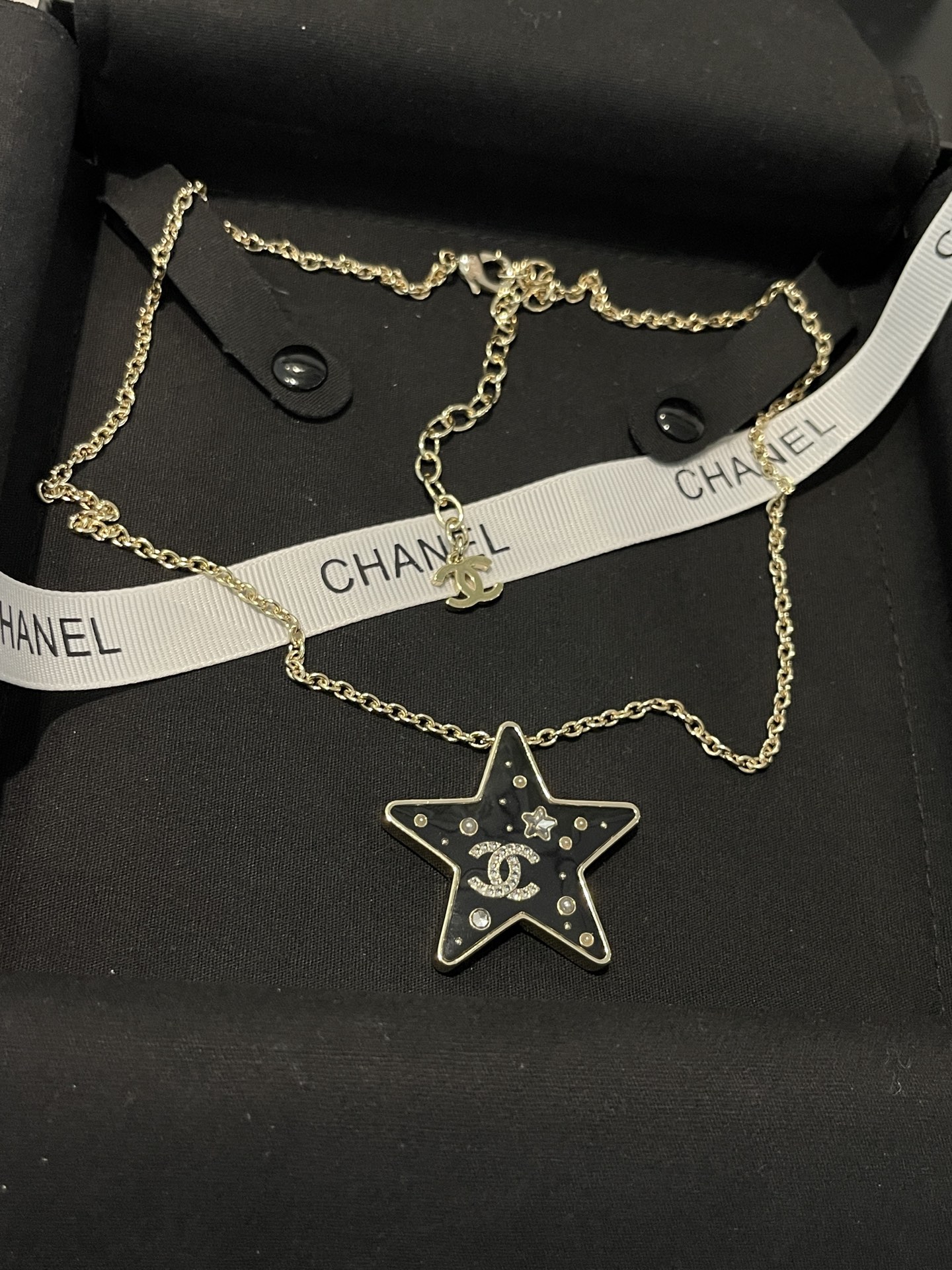 ¥138 
小香新款 25k黑色树脂 五角星⭐️满钻珍珠项链