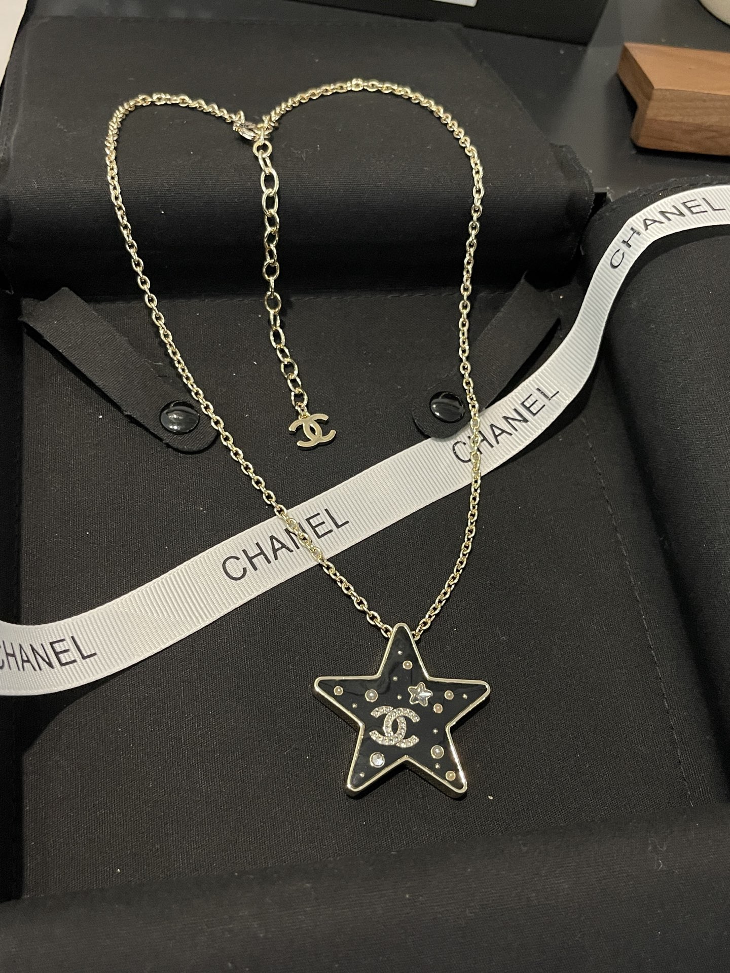 ¥138 
小香新款 25k黑色树脂 五角星⭐️满钻珍珠项链
