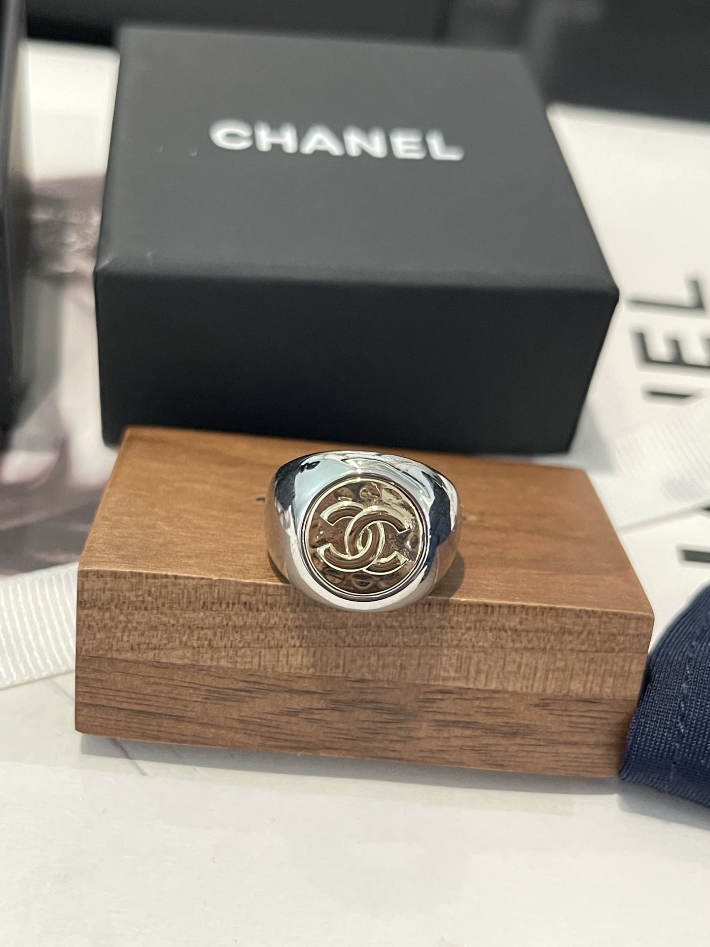 NO:584795,Xiaoxiang's new 25k gold and silver two-tone silver glossy ripple ring, Chanel ring, chanel, ring19860909小香新款 25k 金银双色 银色光面波纹戒指,香奈儿戒指,chanel,ring,Jewelry