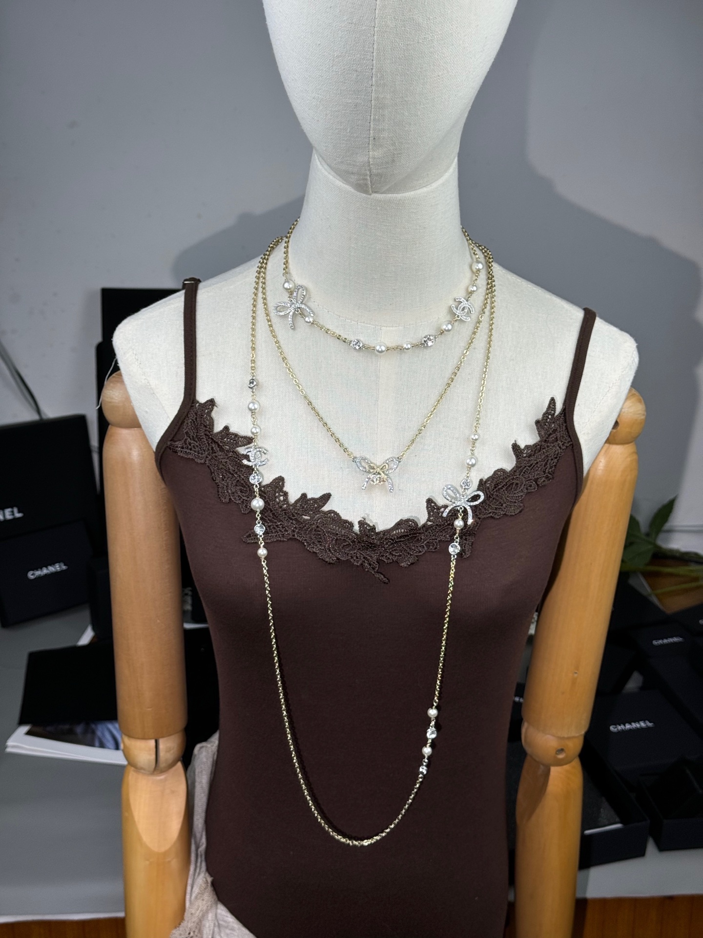 ¥168 
小香新款🆕双色蝴蝶结🎀  珍珠水钻毛衣链🍂
