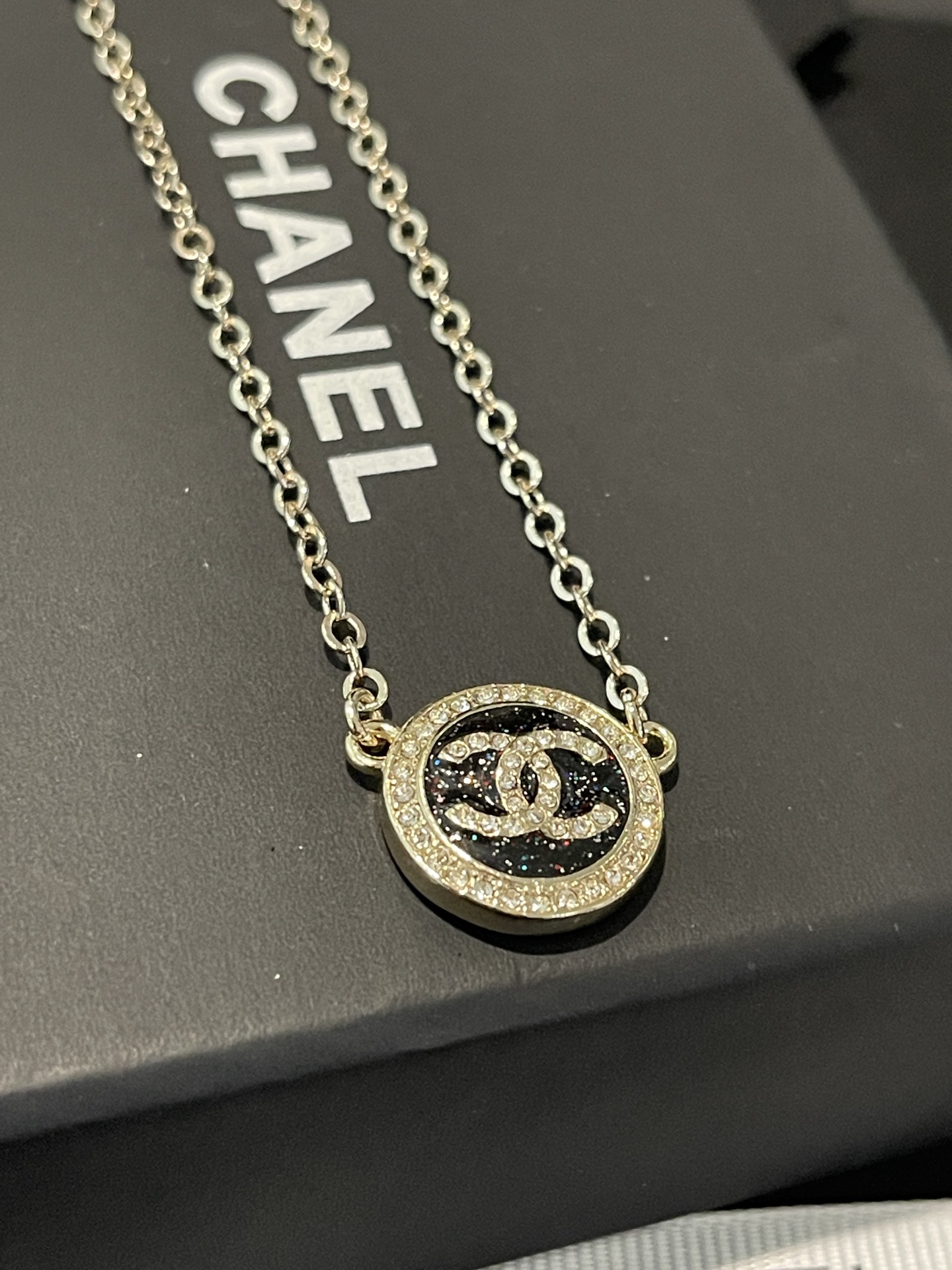 ¥118 
Ch@nel新款🆕 25A黑色细闪给 珐琅圆形项链