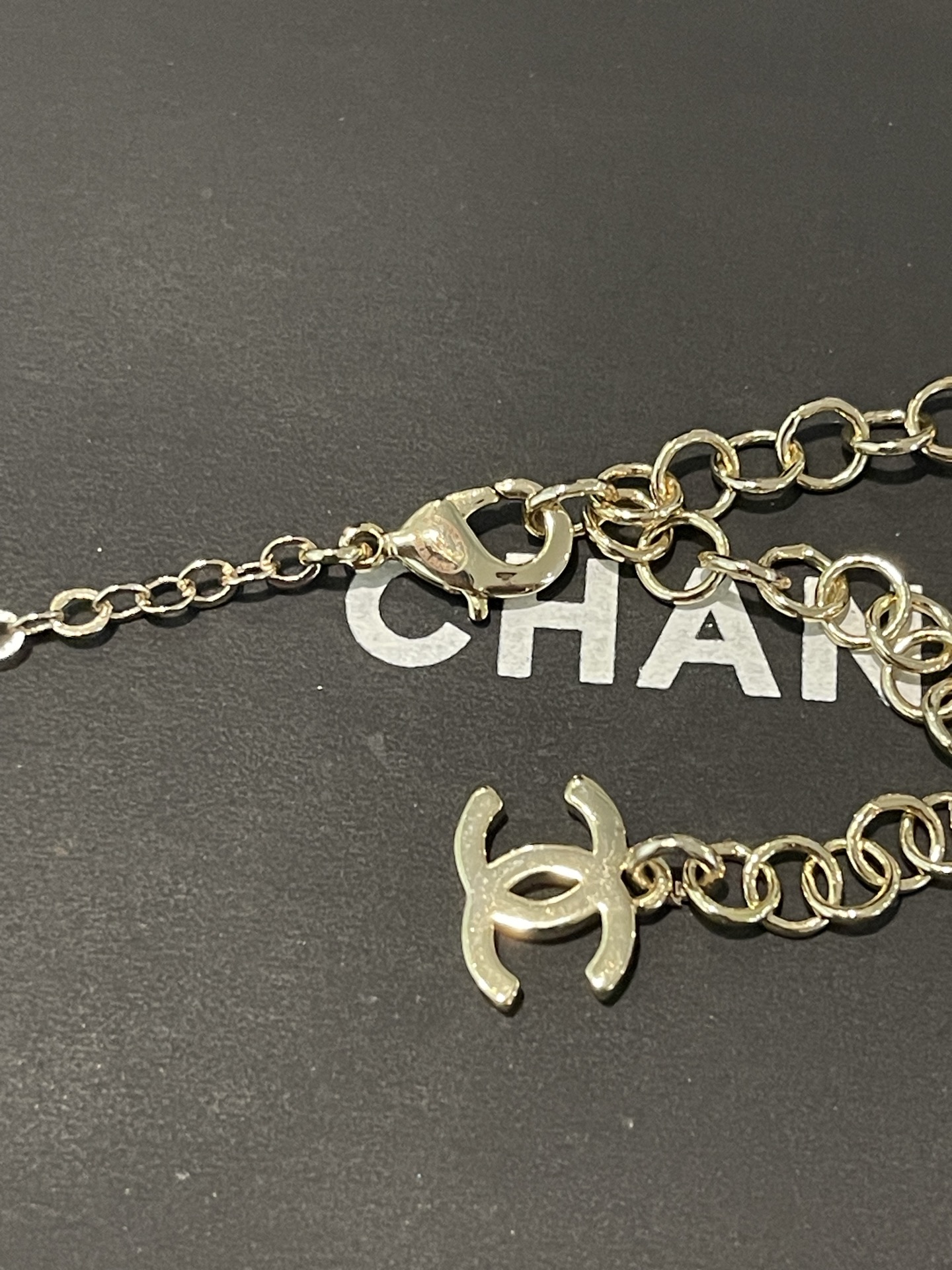 ¥118 
Ch@nel新款🆕 25A黑色细闪给 珐琅圆形项链