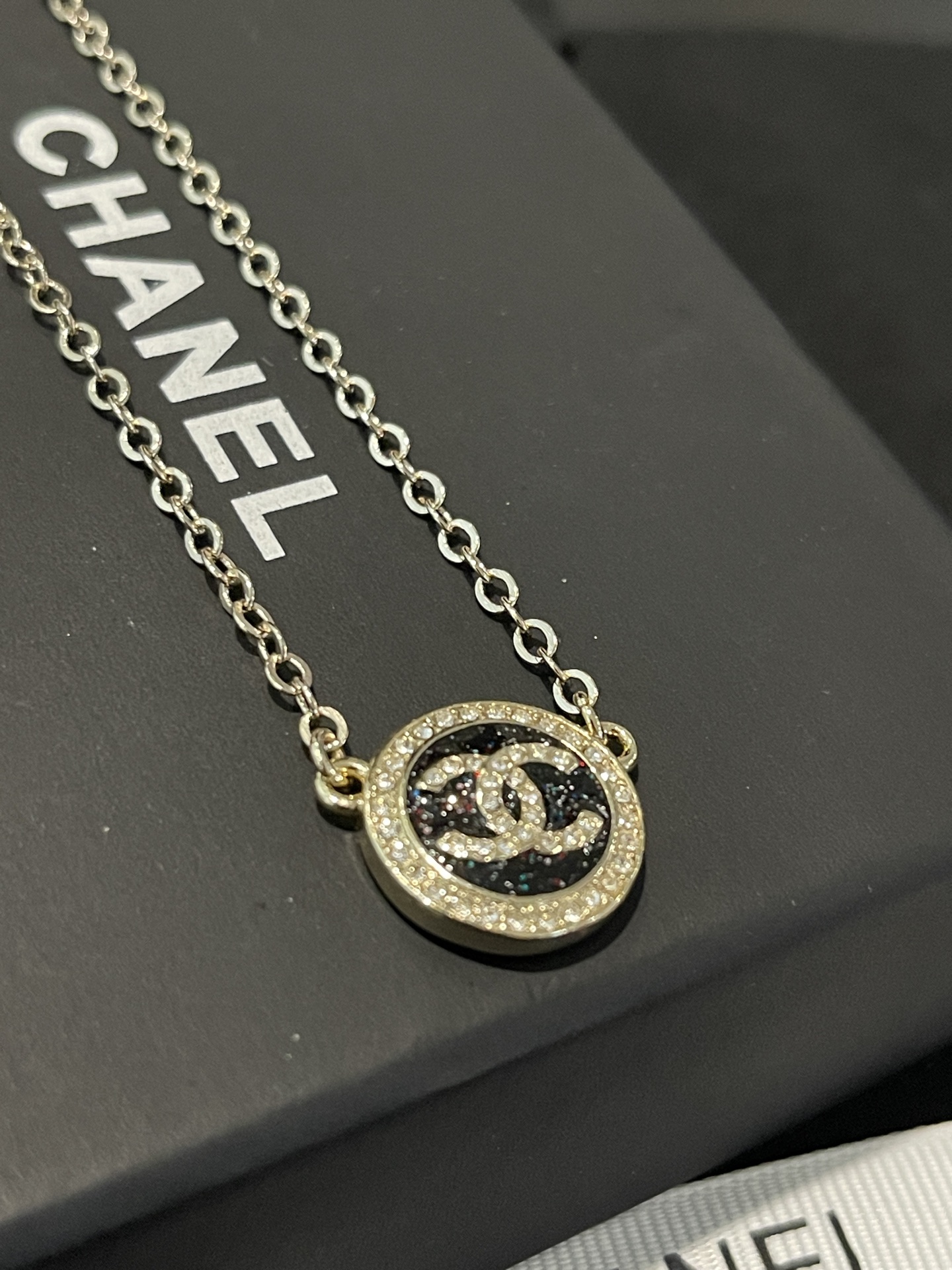 ¥118 
Ch@nel新款🆕 25A黑色细闪给 珐琅圆形项链