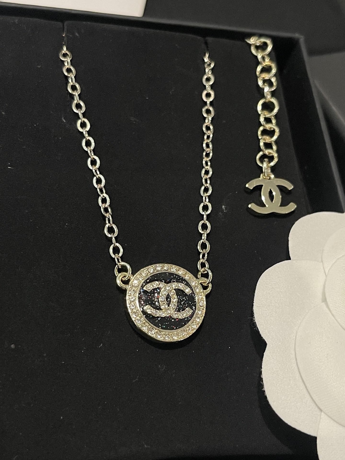 ¥118 
Ch@nel新款🆕 25A黑色细闪给 珐琅圆形项链