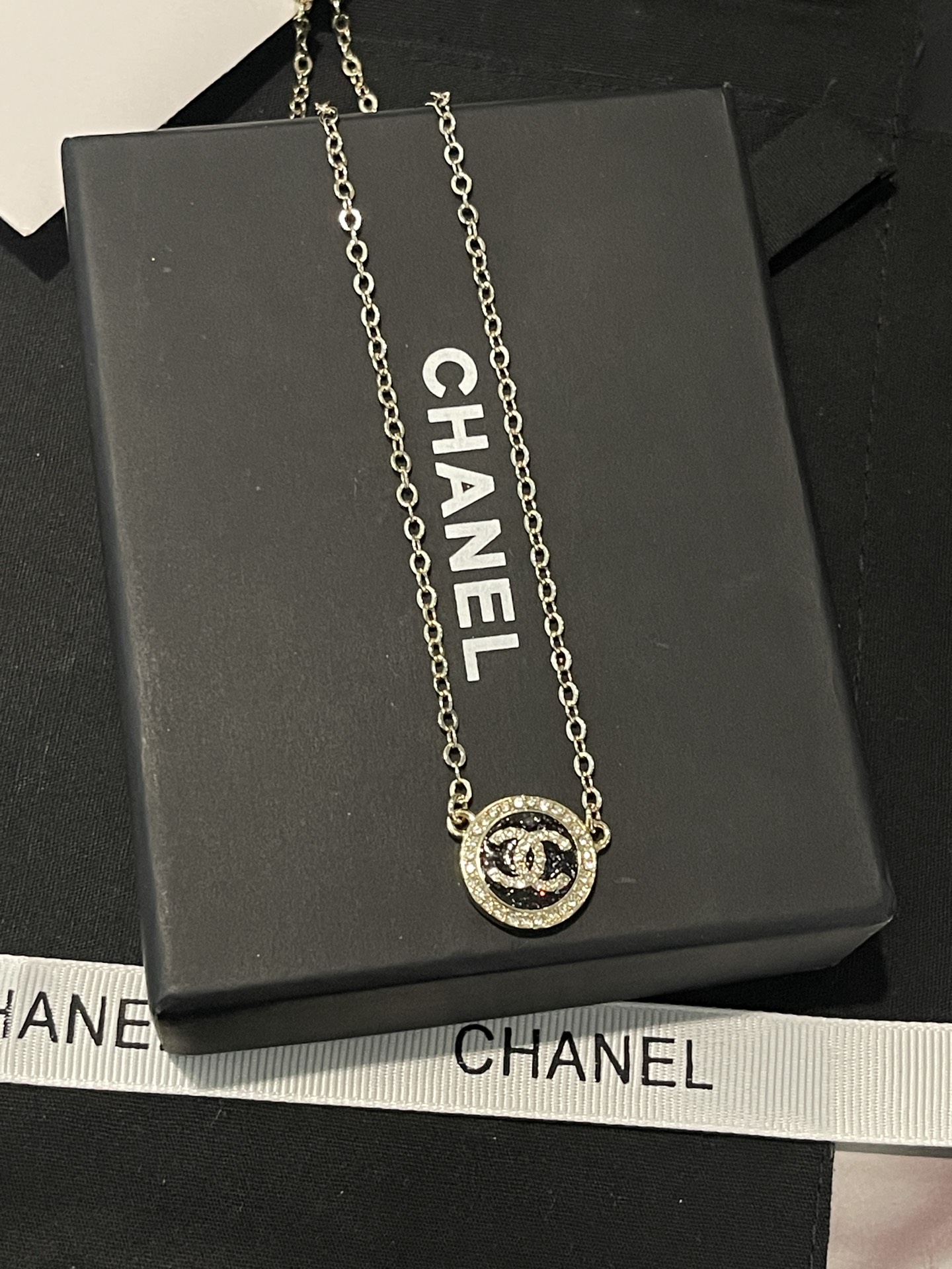 ¥118 
Ch@nel新款🆕 25A黑色细闪给 珐琅圆形项链