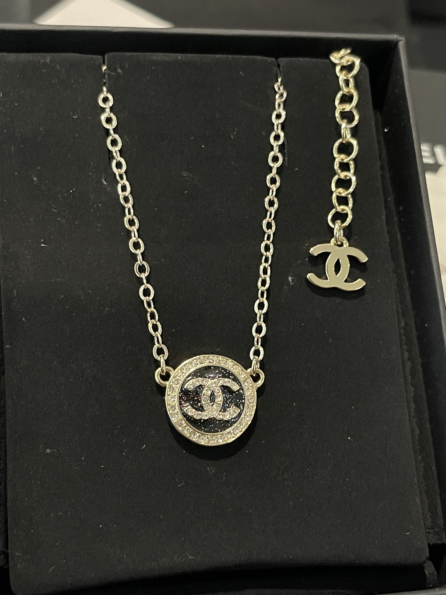 ¥118 
Ch@nel新款🆕 25A黑色细闪给 珐琅圆形项链