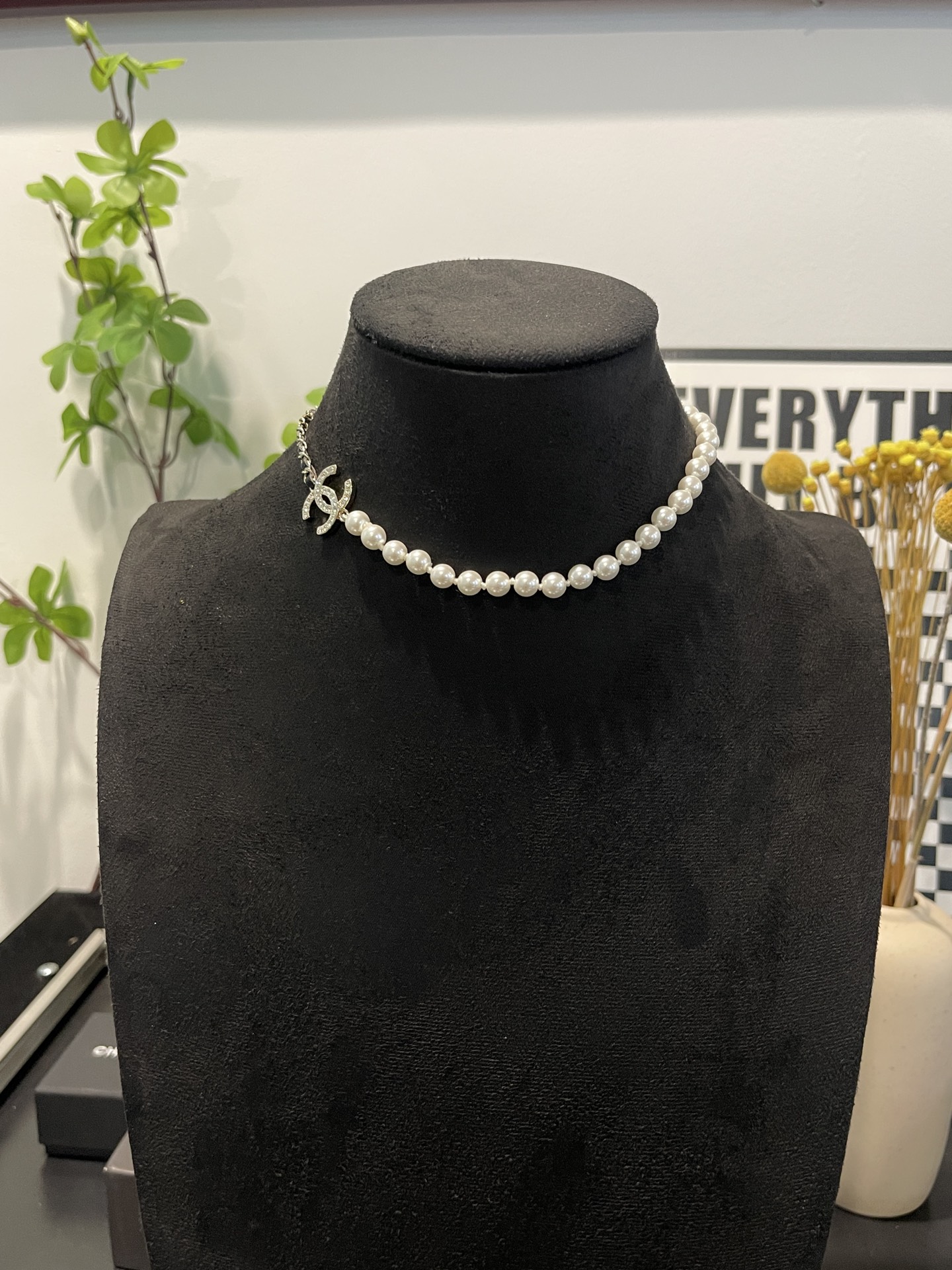 CHANEL ожерелье чёрное кожаное жемчуг с полной инкрустацией стразами чокер