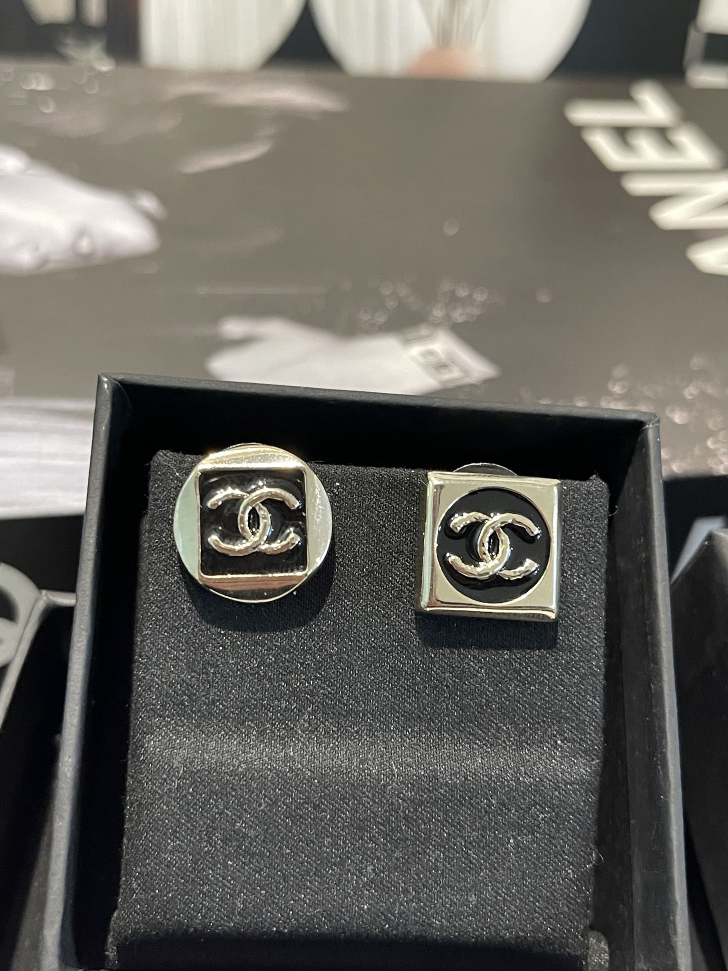 NO:619388,Xiaoxiang's new 26C geometric asymmetrical black enamel square earrings, Chanel earrings, chanel19860909小香新款 26C几何不对称 黑色珐琅方块耳钉,香奈儿耳钉,chanel,Jewelry