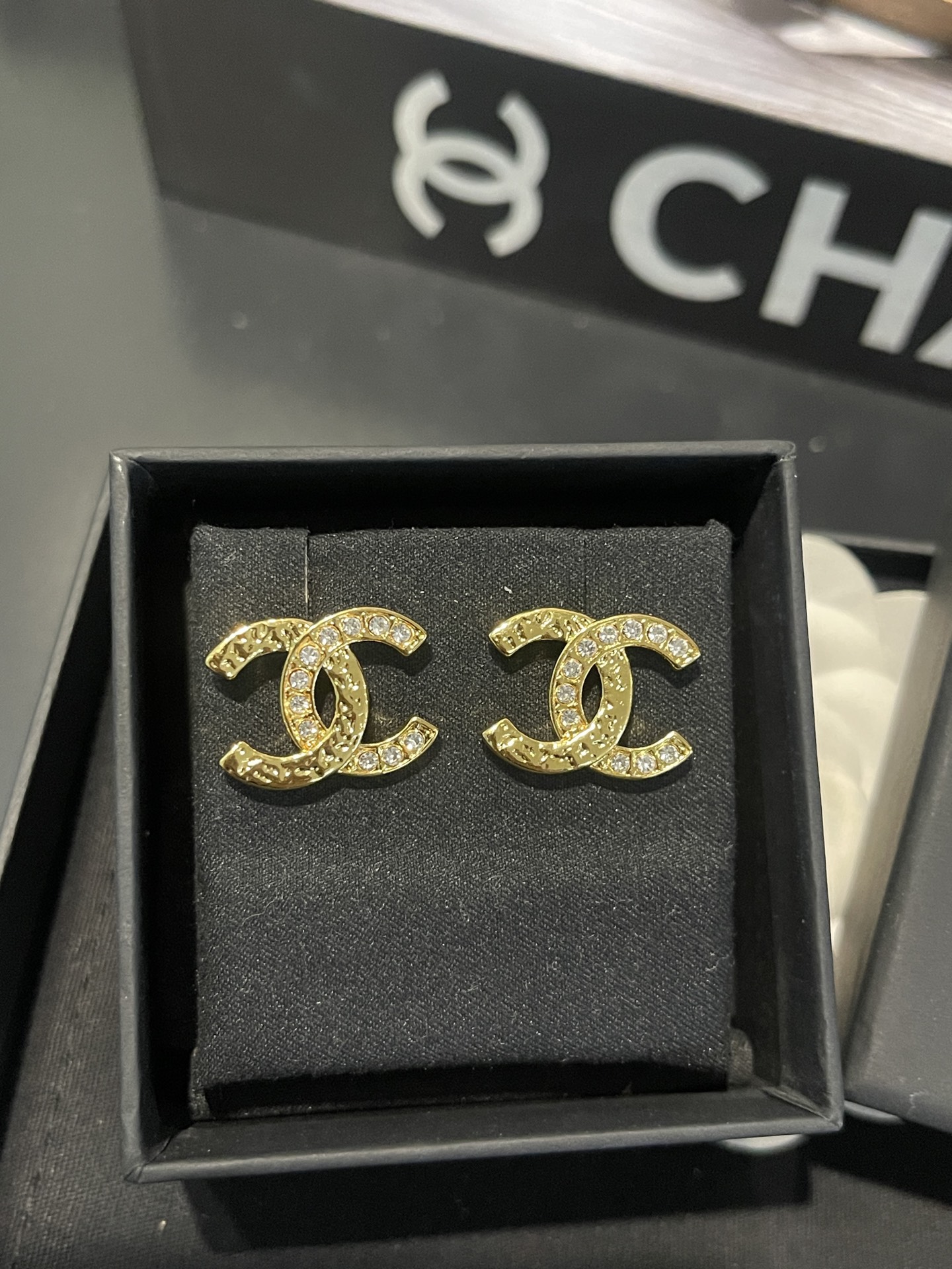NO:619355,Xiaoxiang's new 26C vintage gold half diamond embossed earrings, Chanel earrings, chanel19860909小香新款 26C 复古金色半钻 浮雕耳钉,香奈儿耳钉,chanel,Jewelry