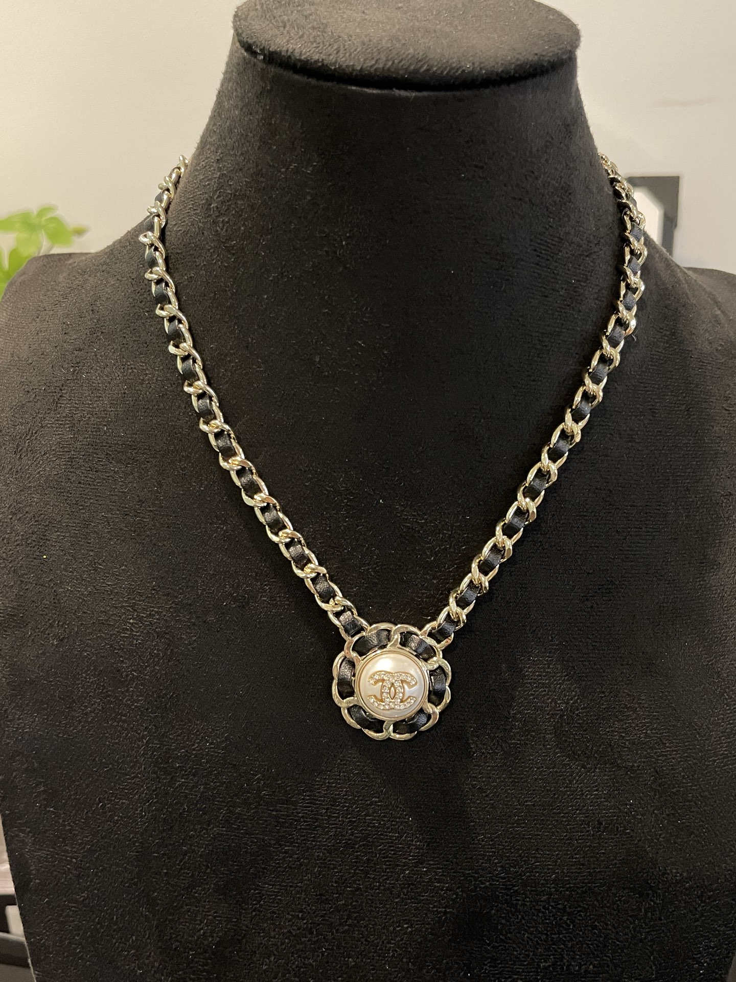NO:921611,Xiaoxiang's new round pearls through leather, full diamond double C pendant necklace, Chanel necklace, chanel,necklace19860909小香新款 圆形珍珠穿皮 满钻双c 吊坠项链,香奈儿项链,chanel,necklace,Jewelry