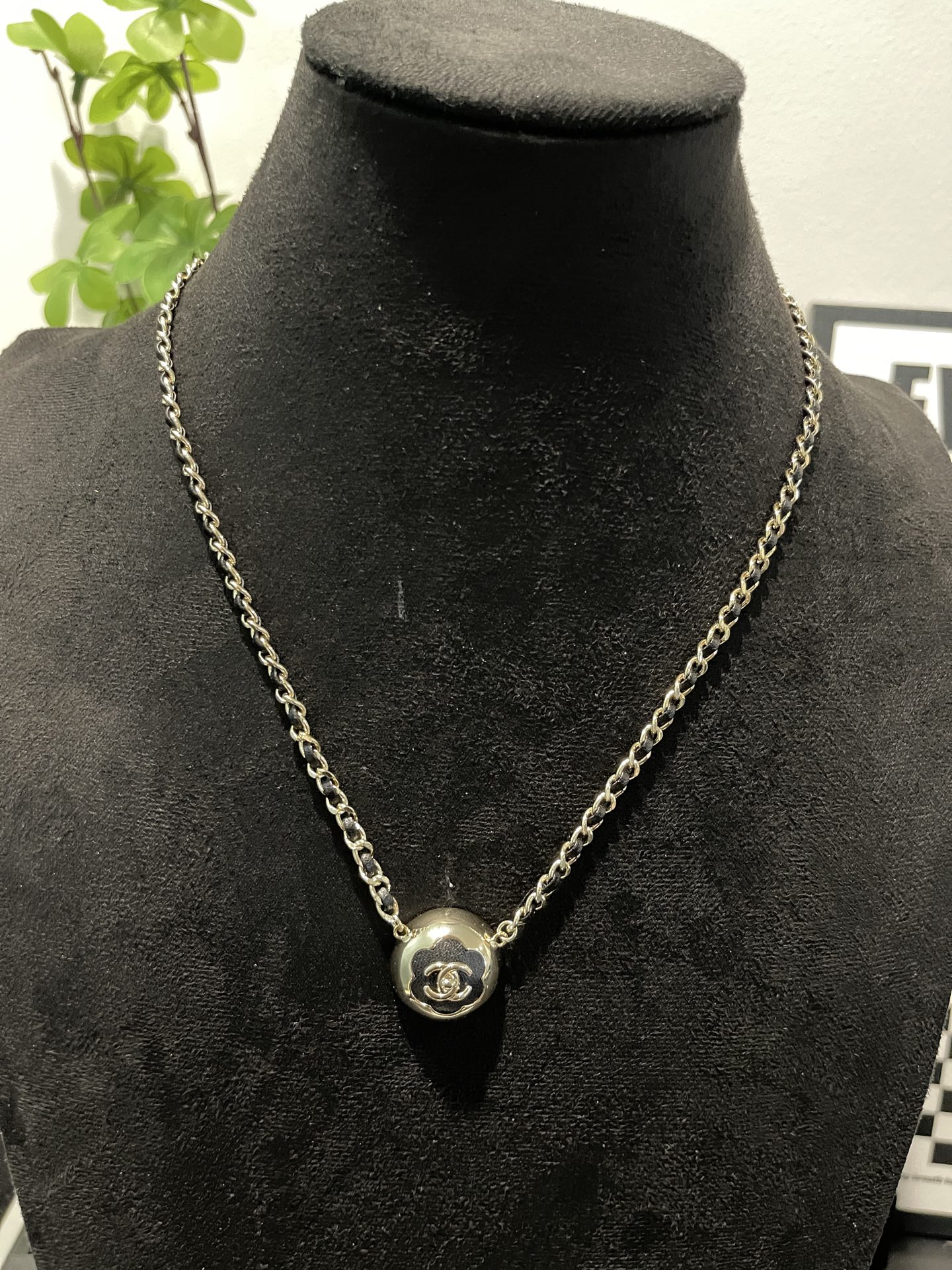 NO:766377,Xiaoxiang's new button hemispherical flower camellia smooth leather necklace, Chanel necklace, chanel,necklace19860909小香新款纽扣半圆球 花朵 山茶花光面皮质穿皮项链,香奈儿项链,chanel,necklace,Jewelry