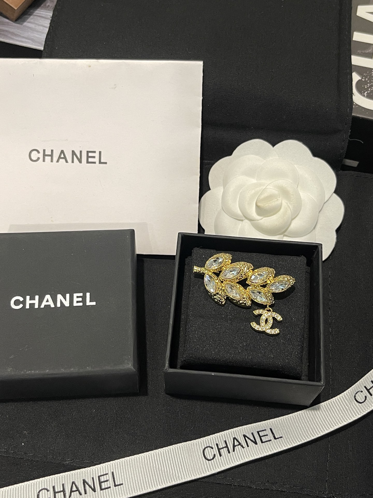 NO:639389,Xiaoxiang's new 26C wheat ear horse eye gold double C pendant brooch, Chanel brooch, chanel, brooch, breastpin19860909小香新款 26C麦穗马眼 金色双C吊坠胸针,香奈儿胸针,chanel,brooch，breastpin,Jewelry