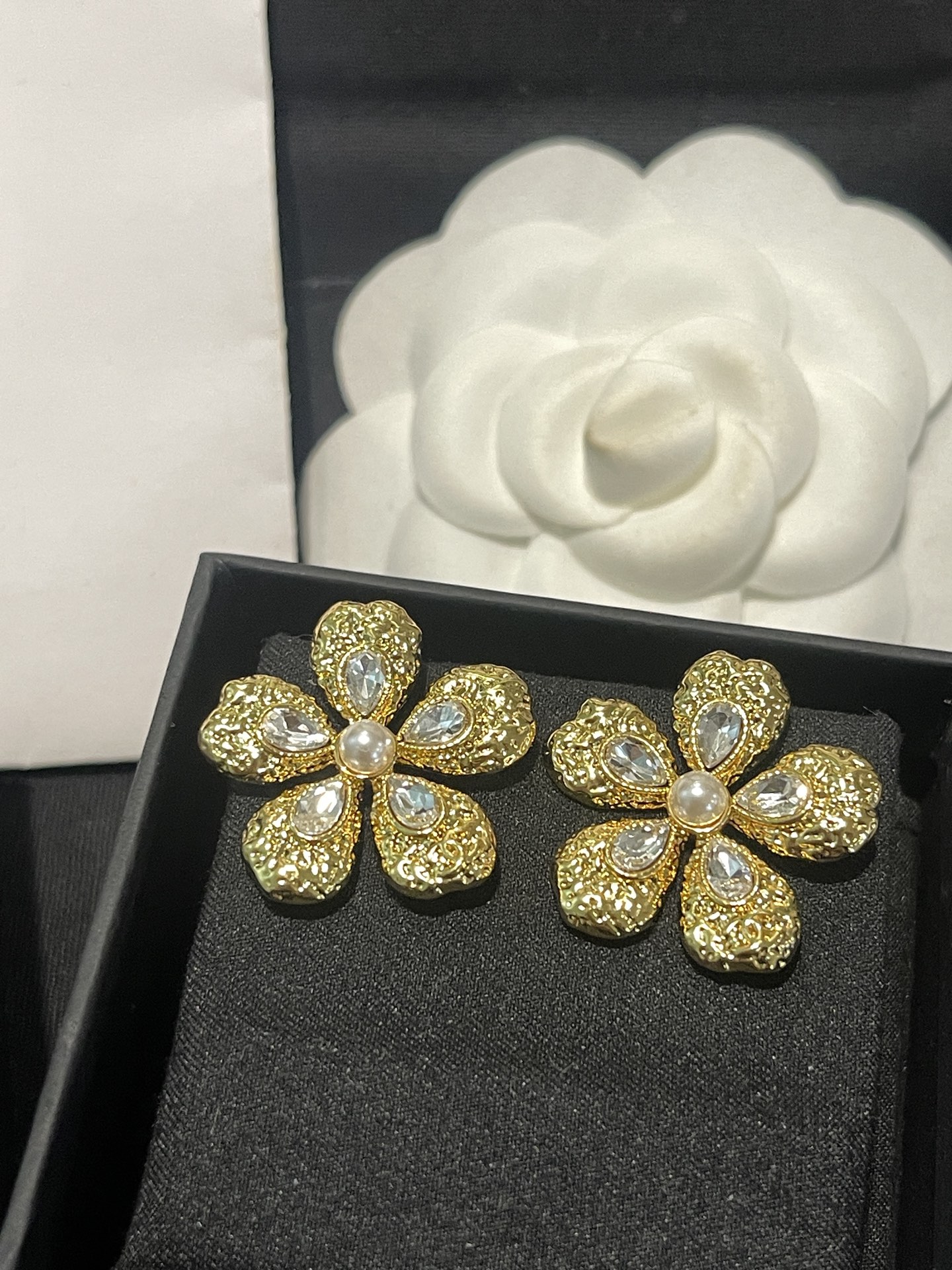 NO:639388,Xiaoxiang's new 26C early spring lava relief flower pearl earrings, Chanel earrings, chanel19860909小香新款 26C早春熔岩浮雕 花朵珍珠耳钉,香奈儿耳钉,chanel,Jewelry