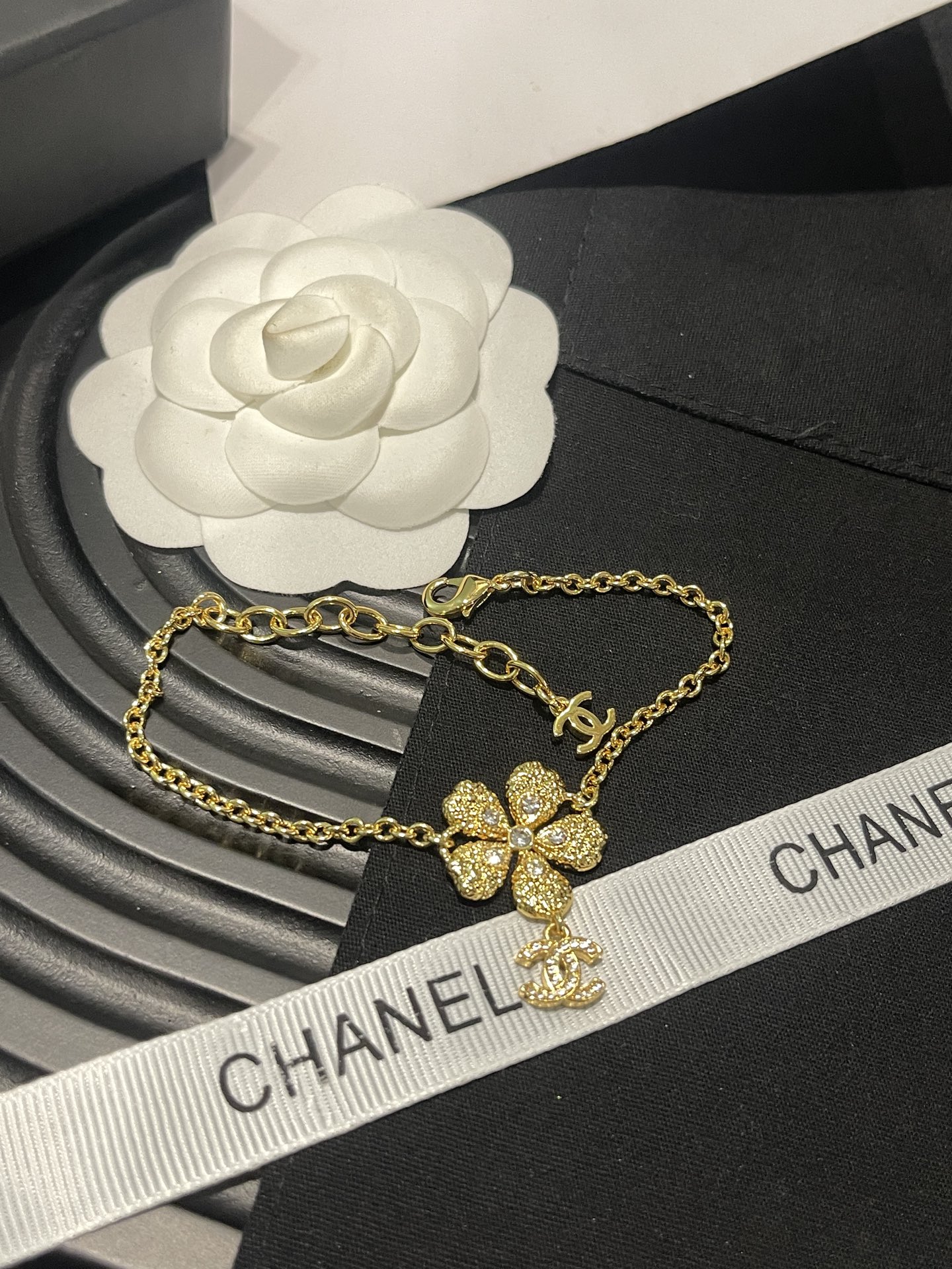 Chanel Chanel 花朵满钻吊坠 鎏金中古款手链