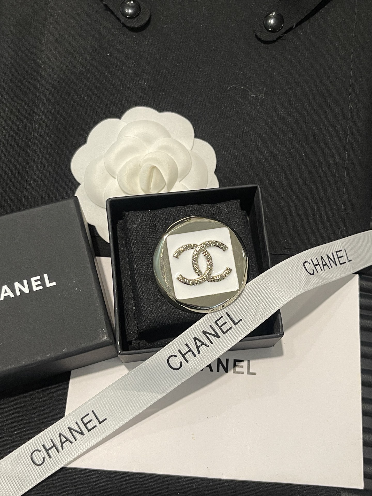 NO:741500,Xiaoxiang's new 26C geometric white enamel square relief brooch, Chanel brooch, chanel, brooch, breastpin19860909小香新款 26C几何白色珐琅 方块浮雕胸针,香奈儿胸针,chanel,brooch，breastpin,Jewelry
