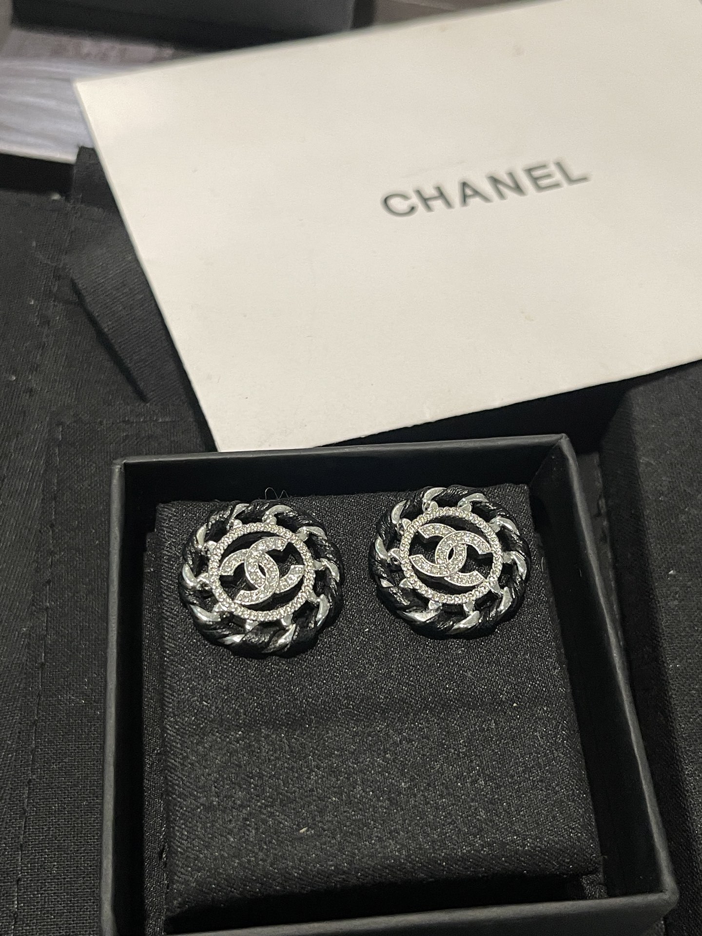 NO:921642,Xiaoxiang's new 26C silver braided round leather hollow earrings, gold silver, Chanel earrings, chanel19860909小香新款 26C银色编织圆形穿皮镂空耳钉 金色 银色,香奈儿耳钉,chanel,Jewelry