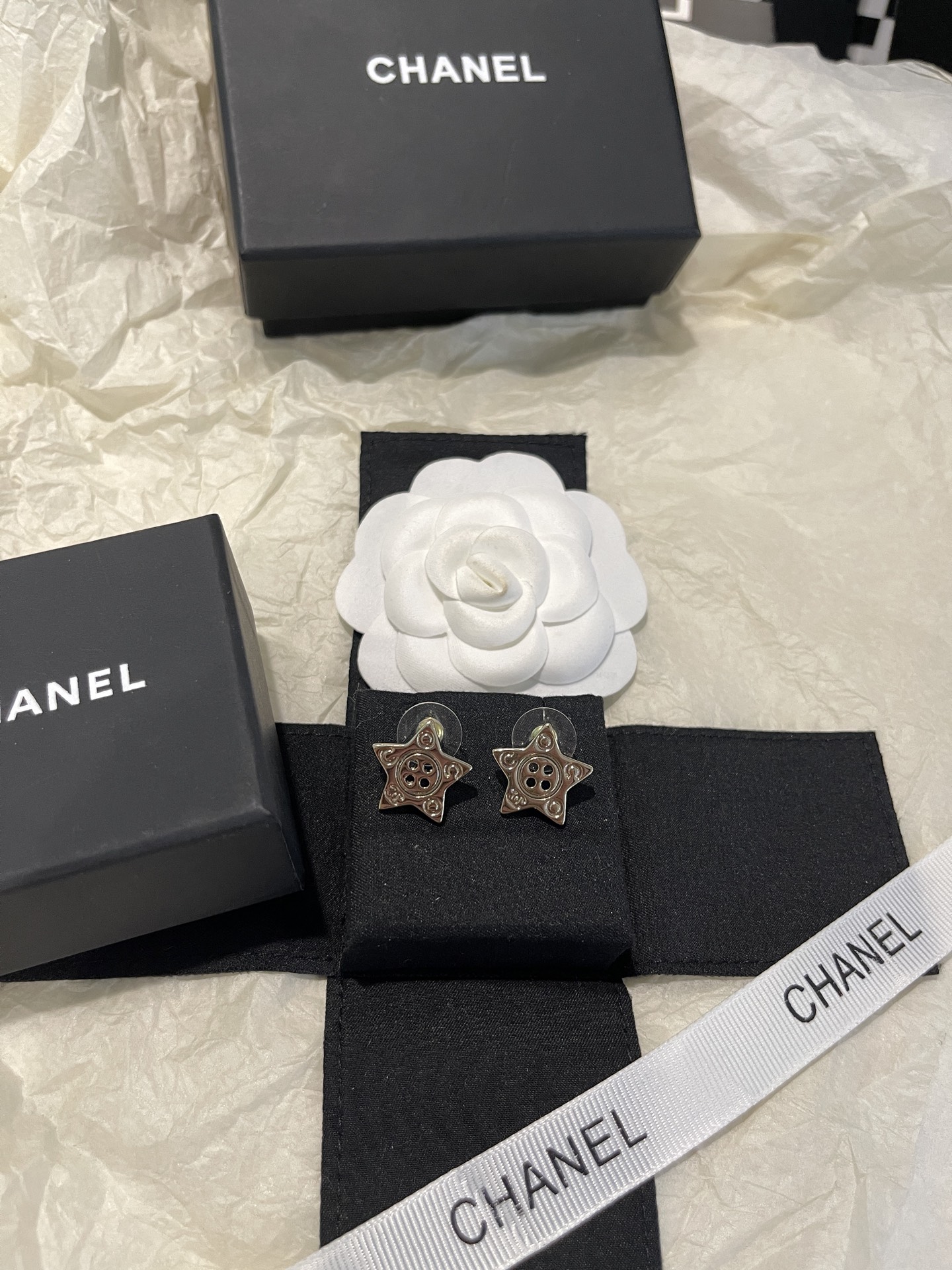 NO:766399,Xiaoxiang's new four-eye button five-pointed star button hollow earrings, Chanel earrings, chanel19860909小香新款 四眼扣五角星 纽扣镂空耳钉,香奈儿耳钉,chanel,Jewelry