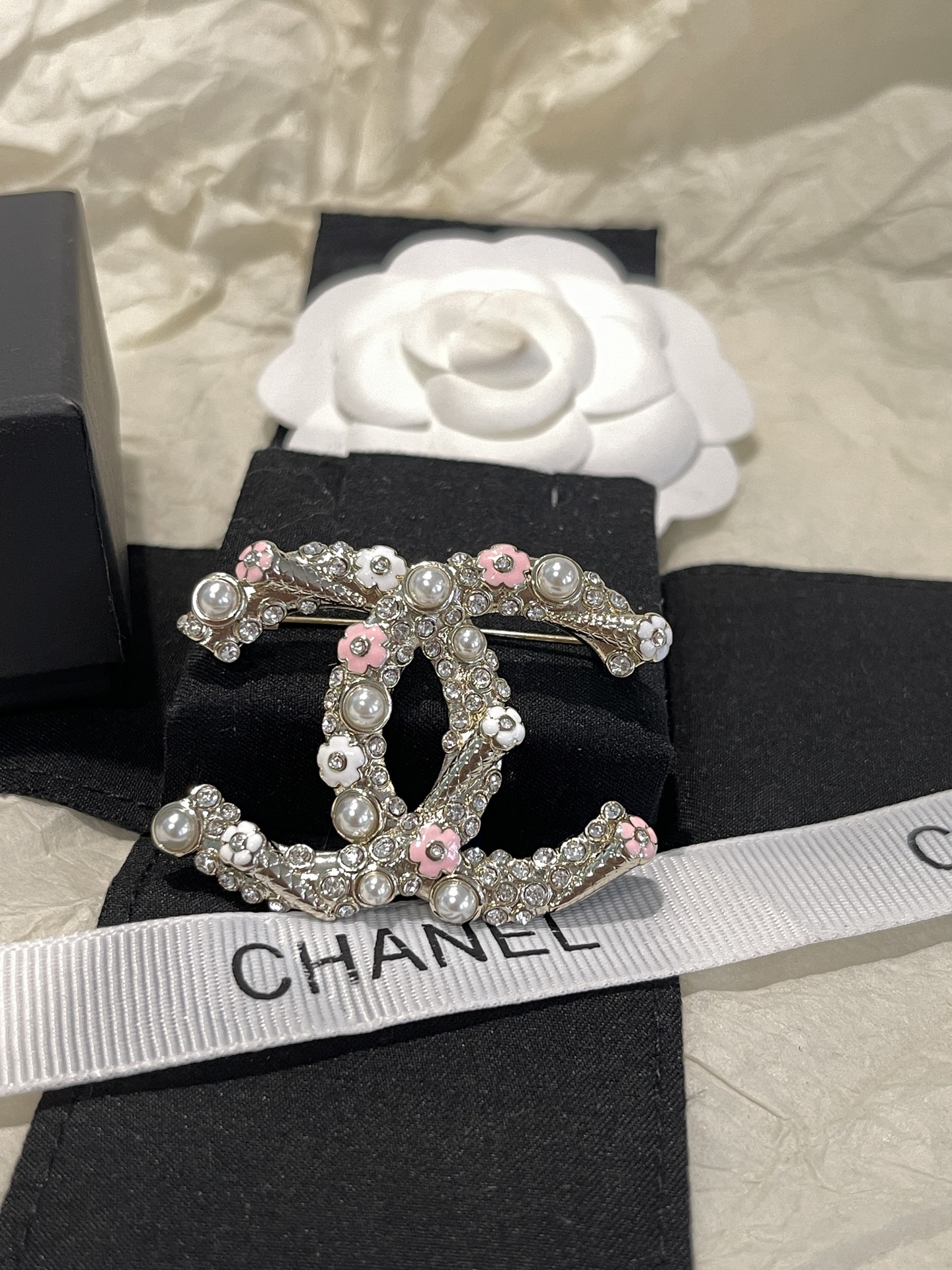 NO:754146,Xiaoxiang's new early spring pink and white flower pearl cone full of diamond brooch, Chanel brooch, chanel, brooch, breastpin19860909小香新款 早春粉白色花珍珠甜筒满钻胸针,香奈儿胸针,chanel,brooch，breastpin,Jewelry