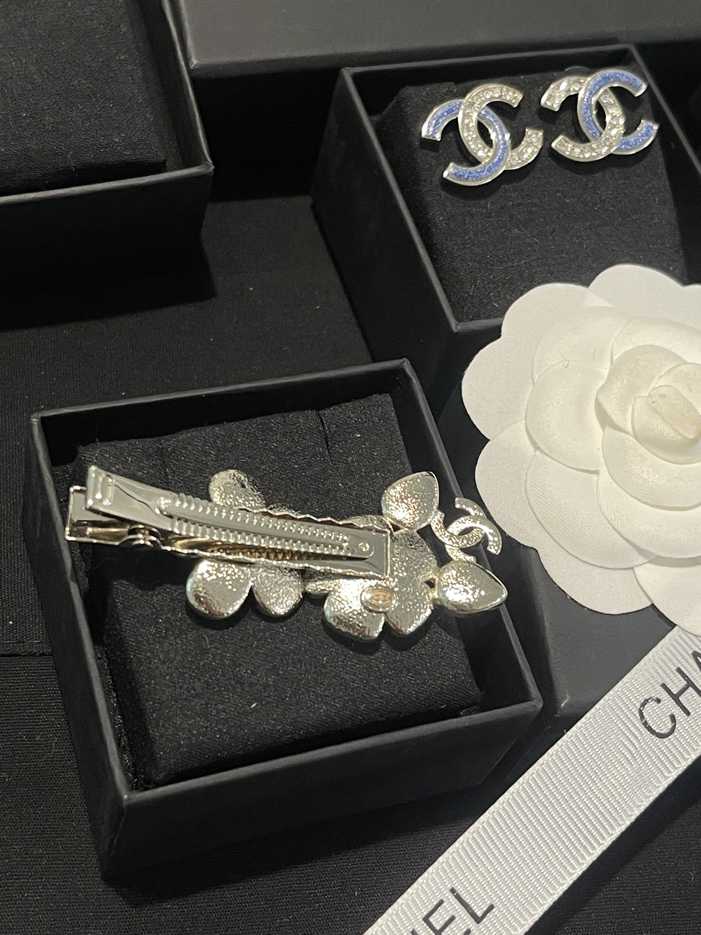 Chanel Chanel 仿牛仔纹 蓝色丹宁花 珍珠发夹