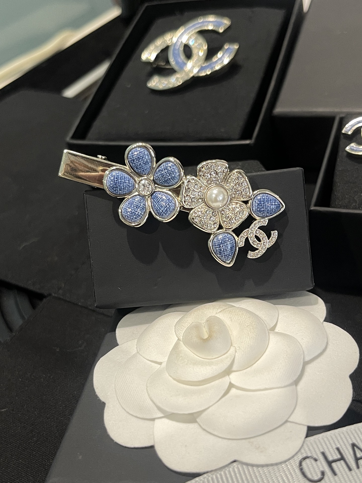 NO:766487,Xiaoxiang new style imitation denim pattern blue denim flower pearl hairpin, Chanel hairpin, chanel, hairpins19860909小香新款 仿牛仔纹 蓝色丹宁花 珍珠发夹,香奈儿发夹,chanel,hairpins,Jewelry