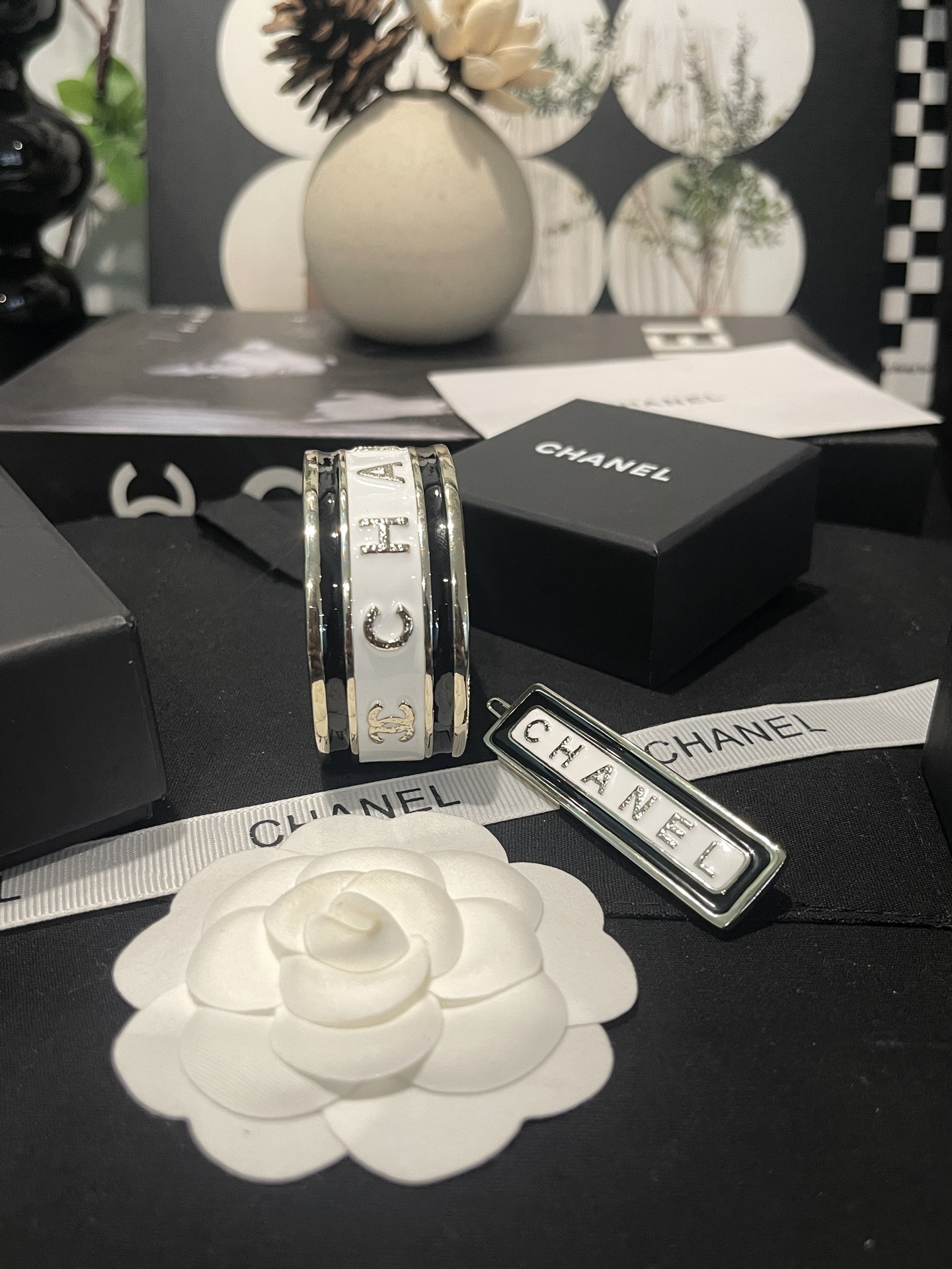 Chanel Chanel 黑白滴油 字母宽版开口手镯