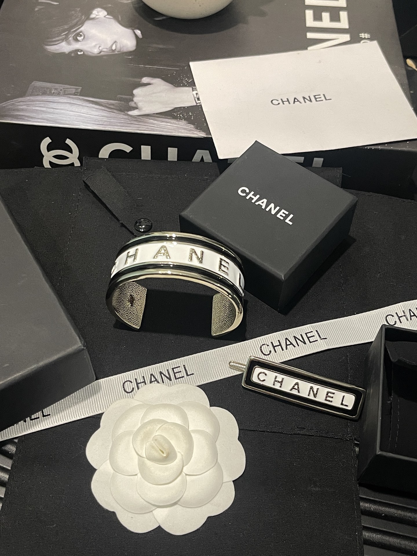 Chanel Chanel 黑白滴油 字母宽版开口手镯
