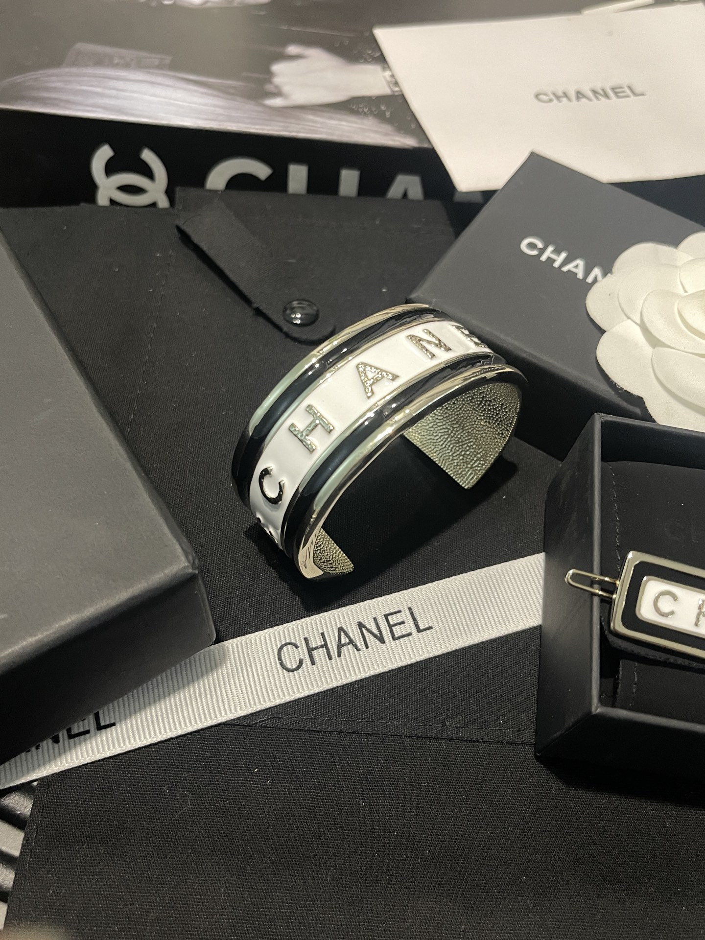Chanel Chanel 黑白滴油 字母宽版开口手镯
