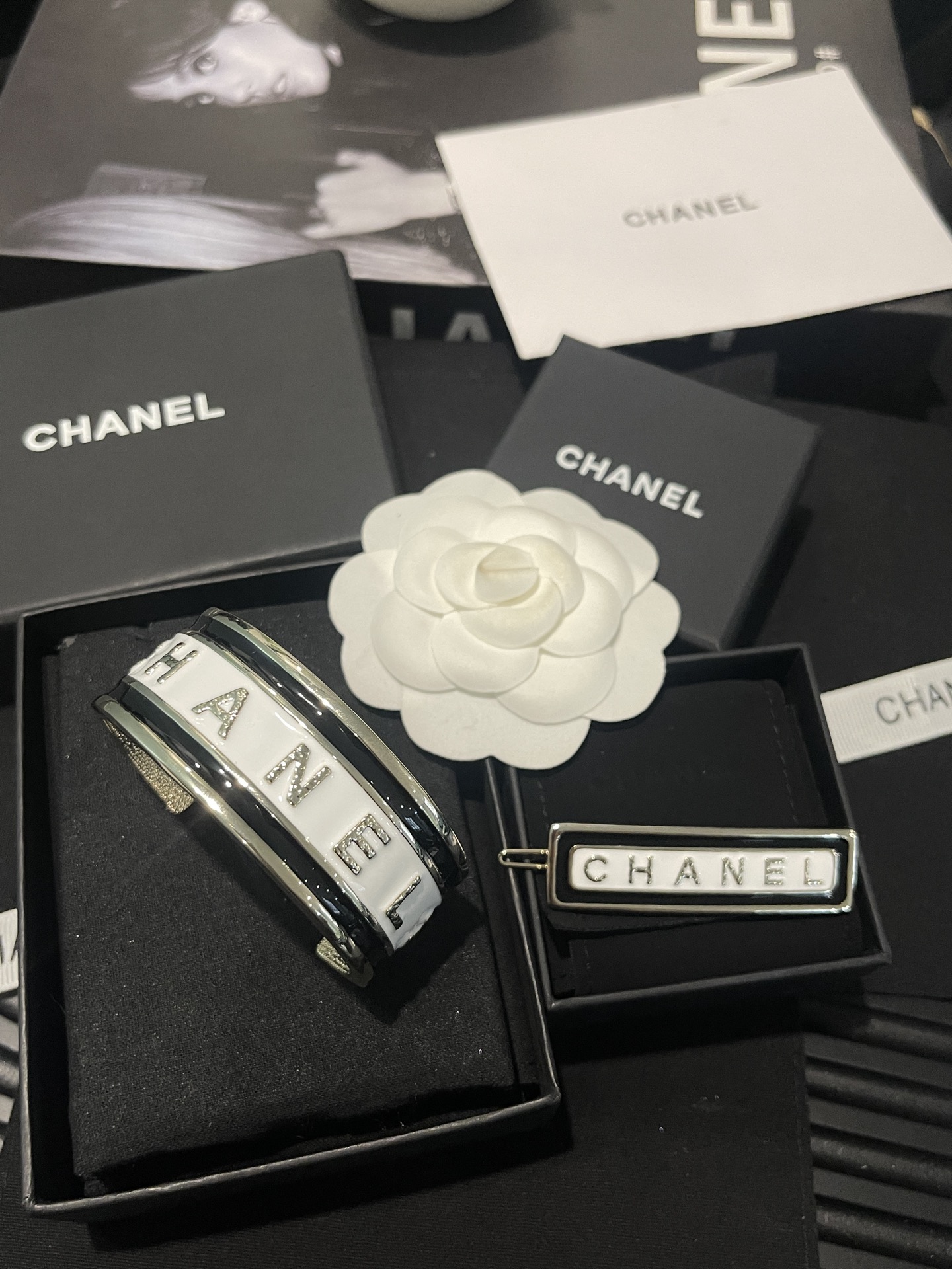 Chanel Chanel 黑白滴油 字母宽版开口手镯