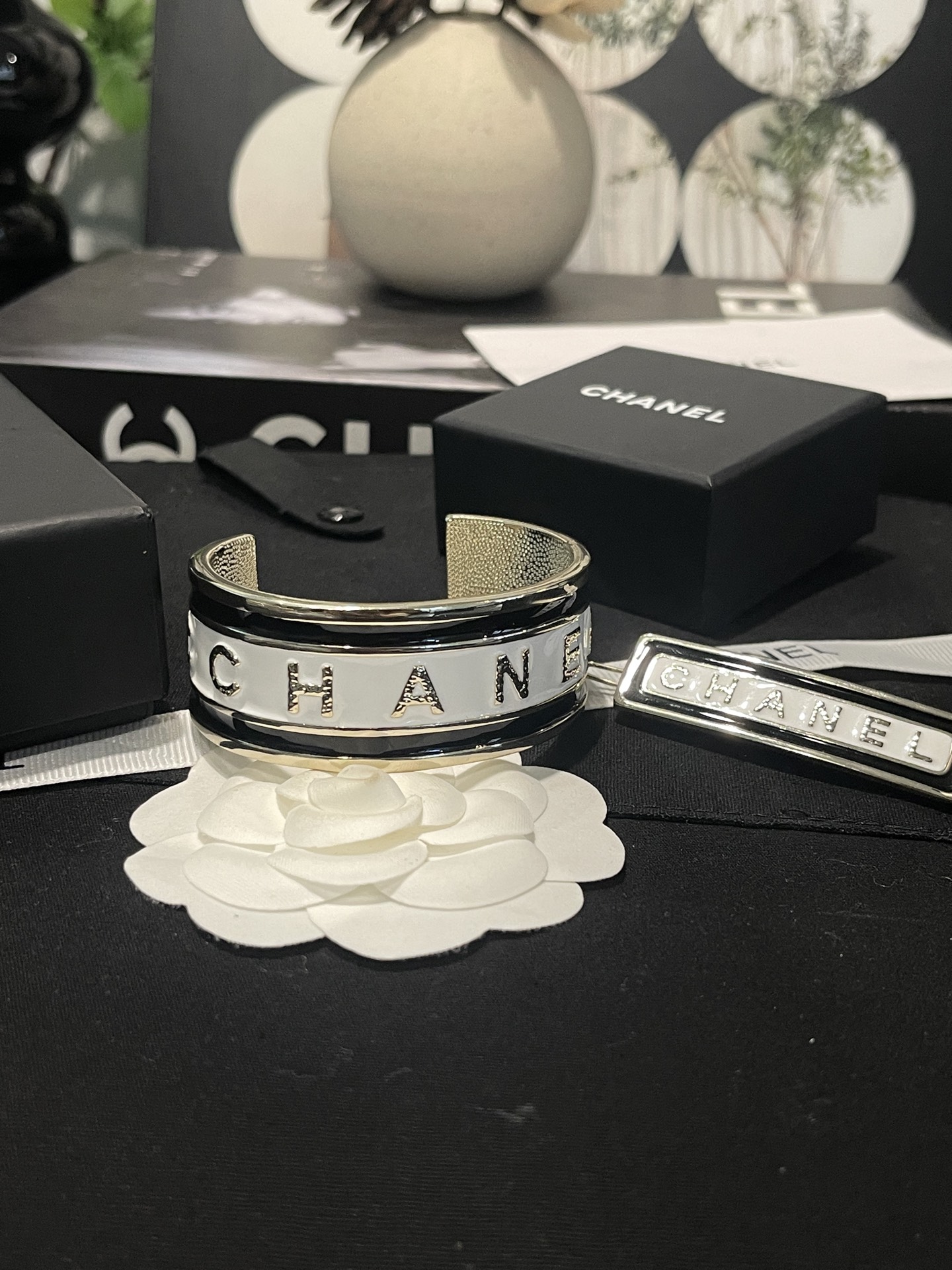 Chanel Chanel 黑白滴油 字母宽版开口手镯