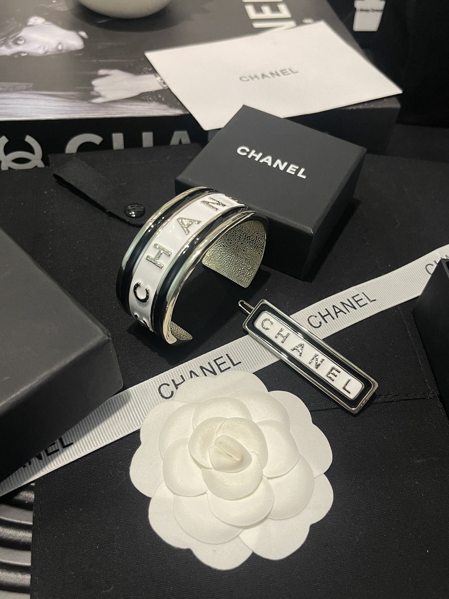 Chanel Chanel 黑白滴油 字母宽版开口手镯