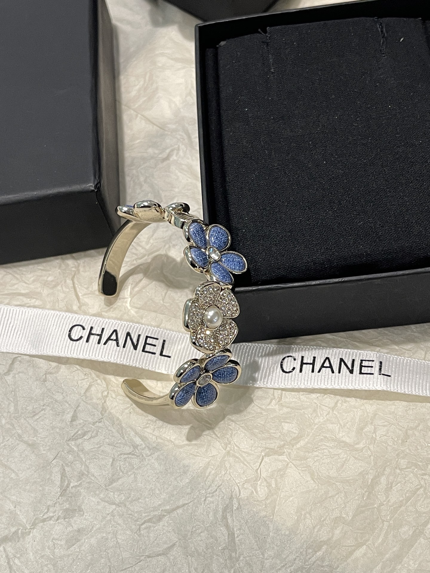 NO:766930,Xiaoxiang new denim denim blue flower pearl full diamond open bracelet, Chanel bracelet, chanel, bracelet19860909小香新款 牛仔丹宁蓝色花朵珍珠满钻开口手镯,香奈儿手镯,chanel,bracelet,Jewelry
