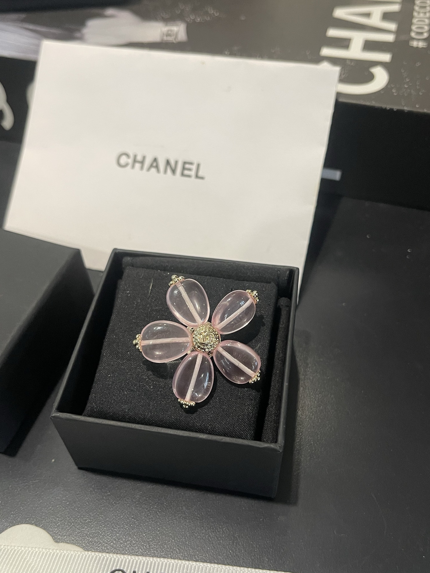 NO:723228,Xiaoxiang's new 26c resin transparent pink petals flower-shaped brooch, Chanel brooch, chanel, brooch, breastpin19860909小香新款26c 树脂透粉色花瓣 花朵造型胸针,香奈儿胸针,chanel,brooch，breastpin,Jewelry